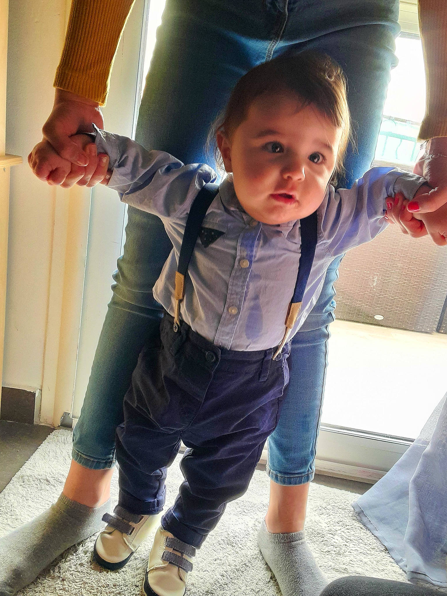 Gabriel a rejoint le concours — aidez-le/la à gagner de superbes lots ! baby, child, cool, denim, electric_blue, fun, gesture, hairstyle, hand, happy, human_leg, joint, leg, leisure, person, shoulder, sleeve, standing, thigh, toddler