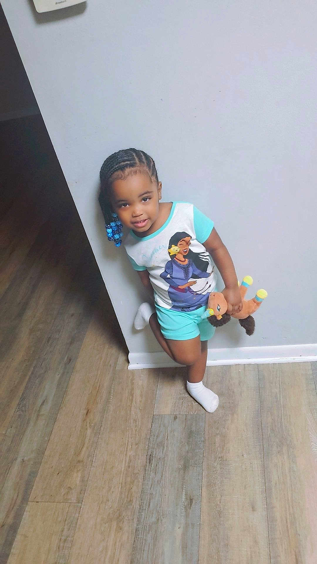Eliana is registered to the contest to win money with this photo: boy, child, clothing, door, dress, face, hardwood, head, hosiery, indoors, interiordesign, male, pants, person, photography, portrait, shorts, sock, t_shirt, wood