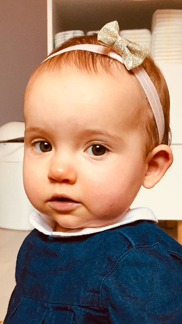 Lola participe au concours pour gagner de l'argent avec cette photo : baby, cheek, child, chin, ear, eyebrow, face, fashion_accessory, forehead, hair, hair_accessory, hairstyle, head, headband, headgear, lip, neck, nose, person, skin