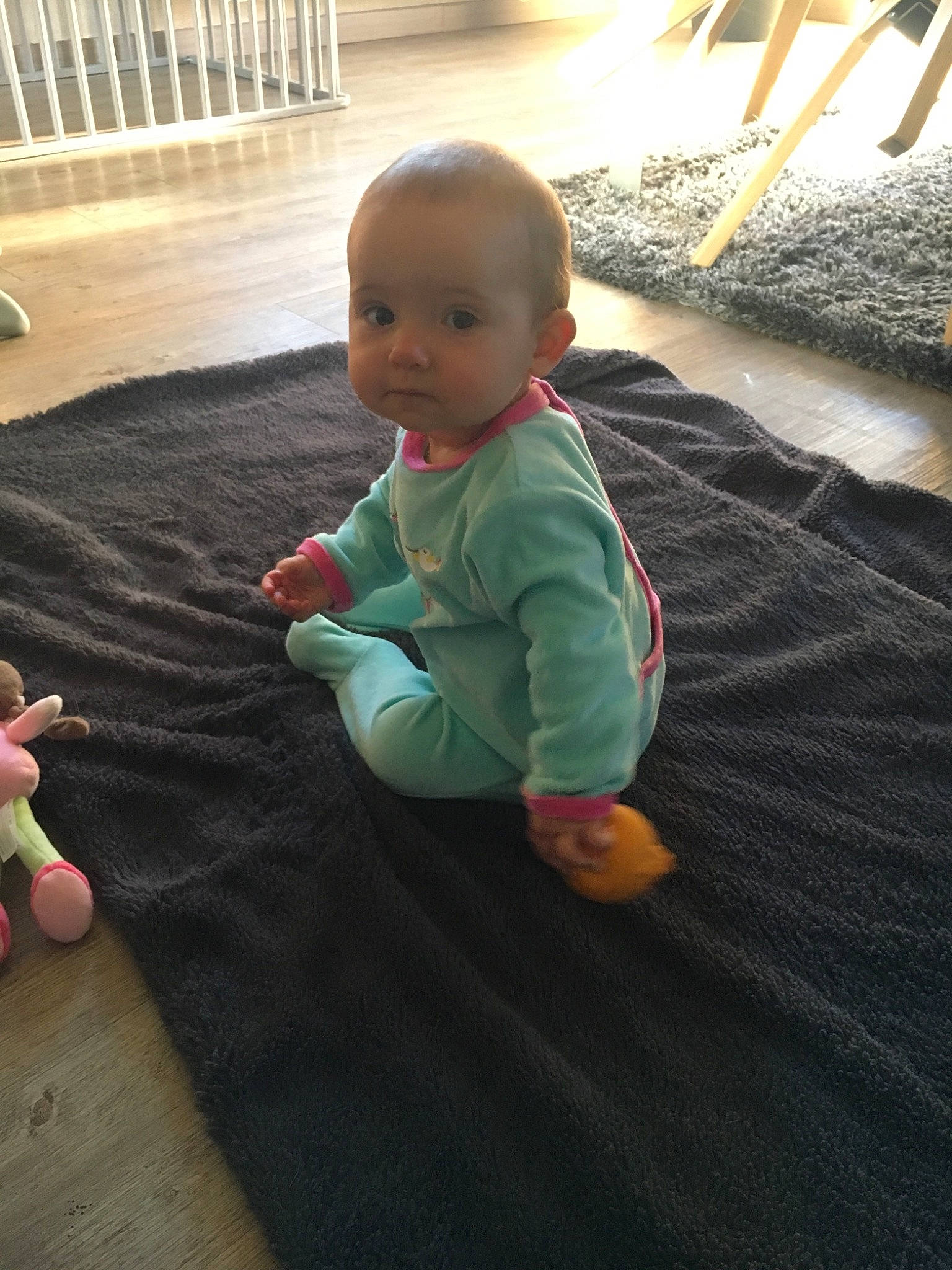 Lola participe au concours pour gagner de l'argent avec cette photo : baby, child, floor, flooring, person, play, sitting, toddler