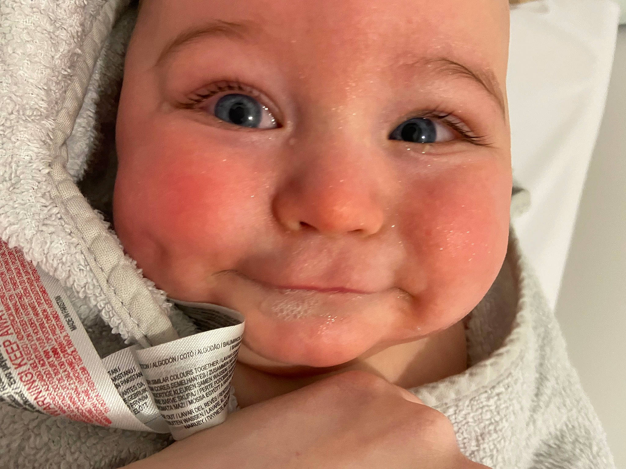 Raphael participe au concours pour gagner de l'argent avec cette photo : baby, cheek, child, close_up, ear, eyebrow, eyelash, gesture, hair, happy, headwear, human_body, iris, jaw, lip, mouth, neck, nose, person, skin