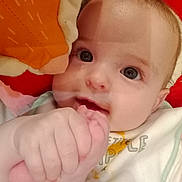 Yann a rejoint le concours — aidez-le/la à gagner de superbes lots ! baby, infant, foot, hand, chewing, face, eyes, blanket, toy, soft_toy, colorful, cute, closeup, indoors, child, skin, expression, comfort, playful, clothing