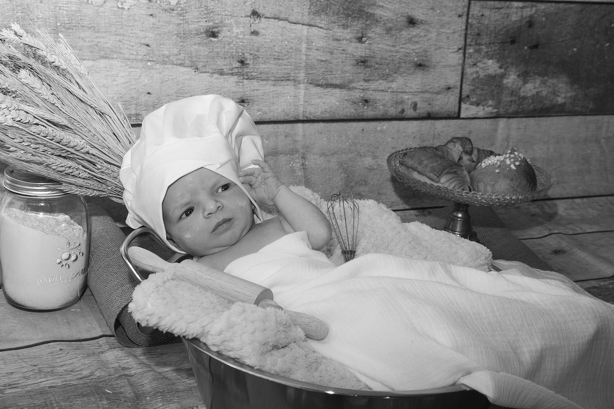 Andrew a rejoint le concours — aidez-le/la à gagner de superbes lots ! baby, baby_products, black, black_and_white, comfort, elbow, flash_photography, happy, hat, human_body, monochrome, monochrome_photography, person, photograph, room, sitting, smile, stock_photography, style, toddler