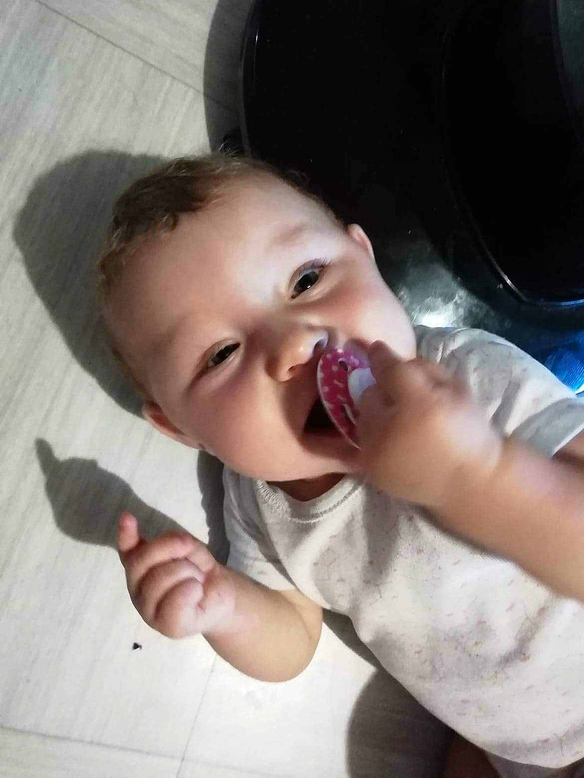 Maelys participe au concours pour gagner de l'argent avec cette photo : baby, cheek, child, electronic_device, face, facial_expression, finger, fun, head, leg, lip, mouth, nose, person, skin, smile, toddler, tongue