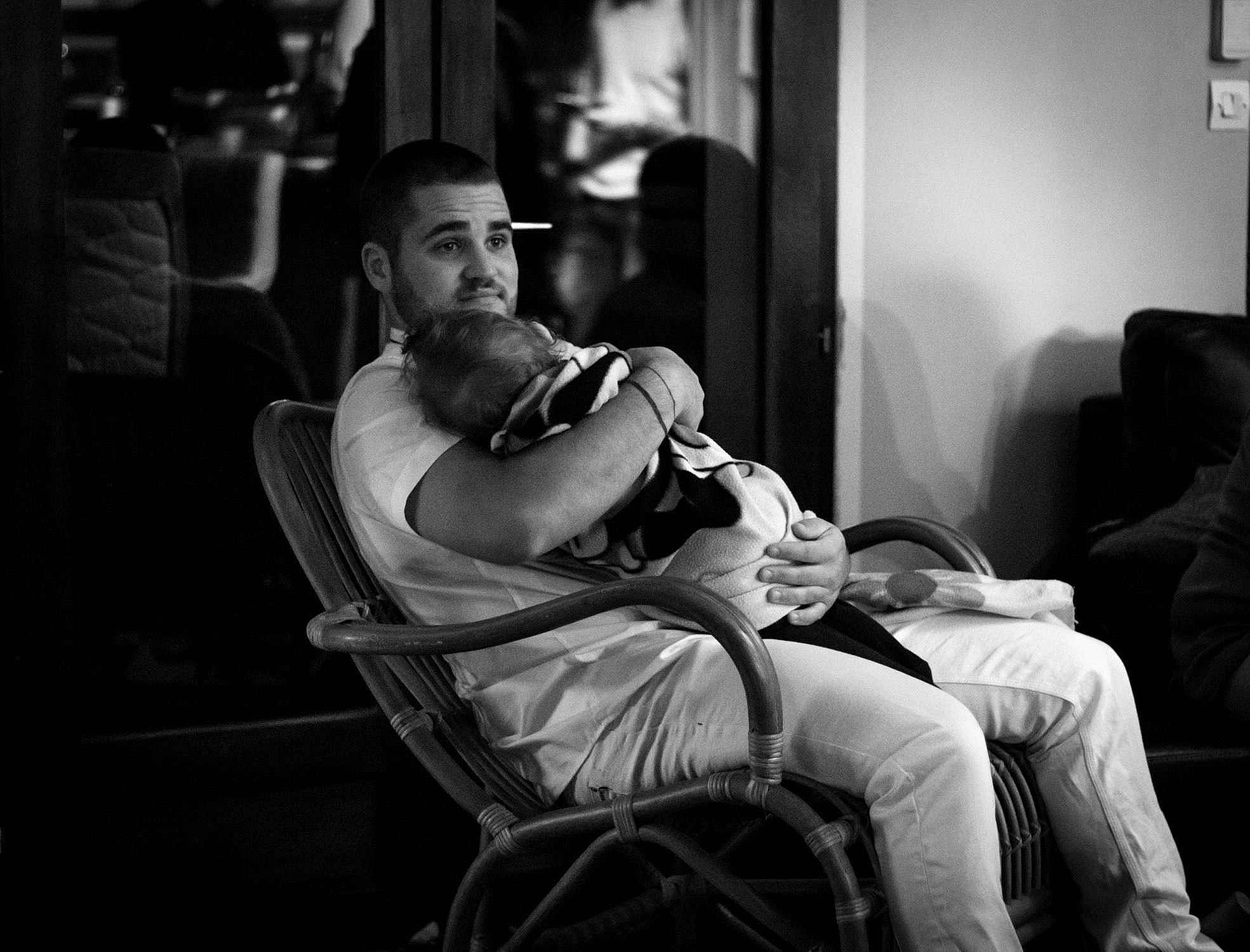 Louna participe au concours pour gagner de l'argent avec cette photo : arm, birth, black, black_and_white, child, human, leg, monochrome, monochrome_photography, people, person, photograph, photography, sitting, sleep, snapshot, street, style, white