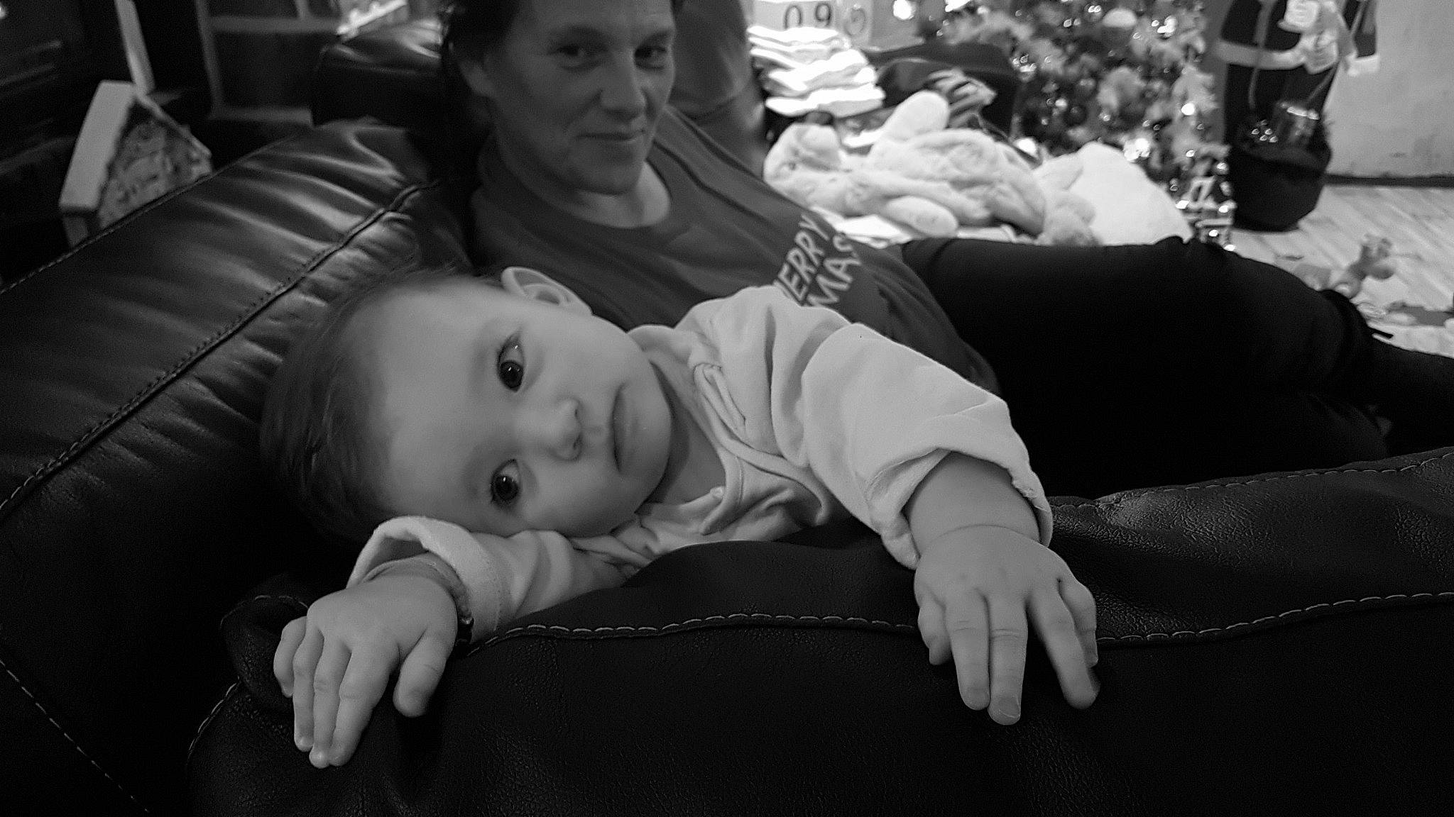 Louna a rejoint le concours — aidez-le/la à gagner de superbes lots ! beauty, black, black_and_white, child, day, emotion, eye, girl, human, infant, monochrome, monochrome_photography, organ, person, photograph, photography, sitting, smile, snapshot, white