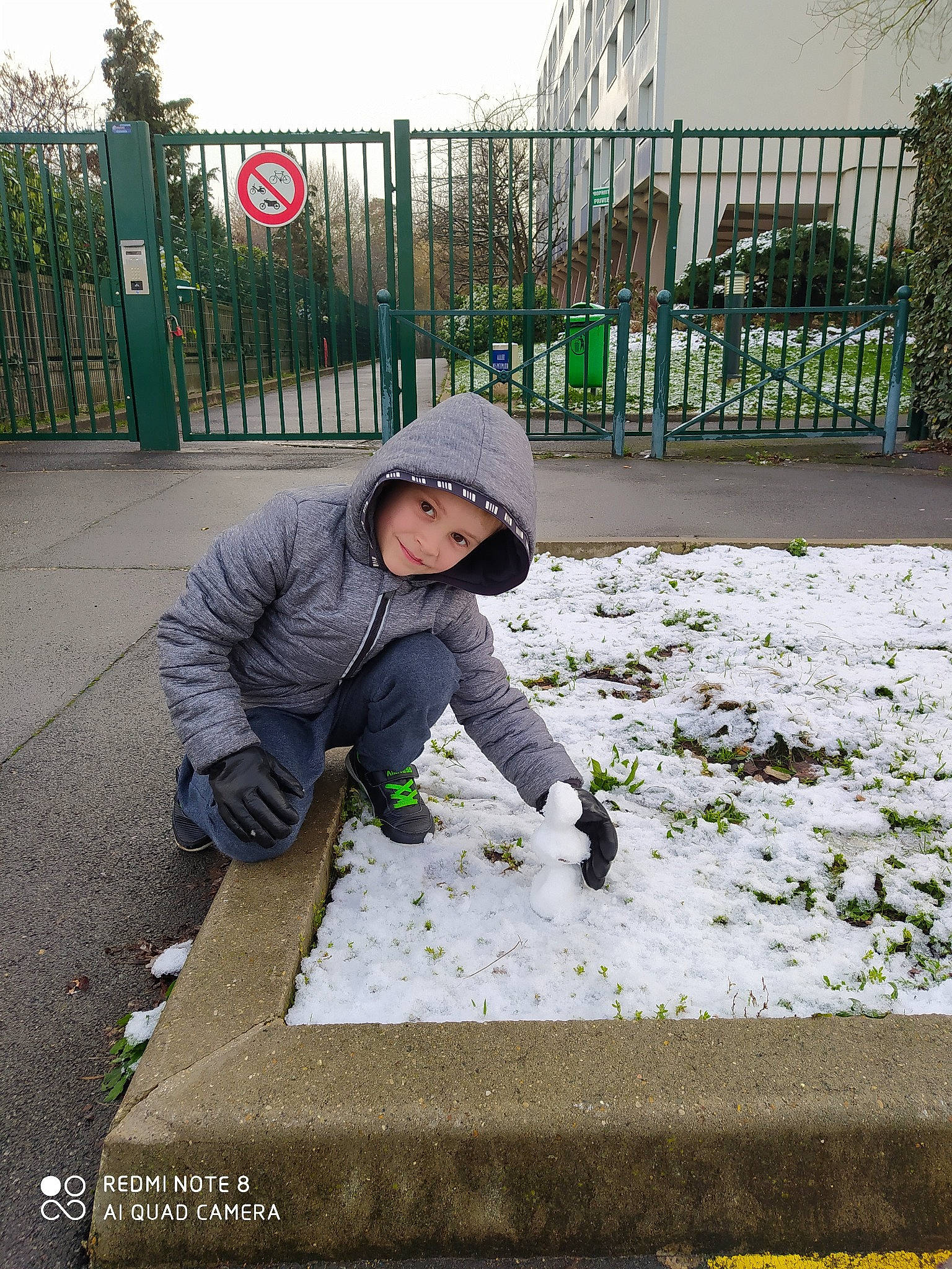 Ion participe au concours pour gagner de l'argent avec cette photo : chain_link_fencing, fence, freezing, headwear, home_fencing, hood, hoodie, iron, jacket, joy, mesh, outdoor_shoe, person, shoe, snow, street_fashion, trousers, winter, wire_fencing