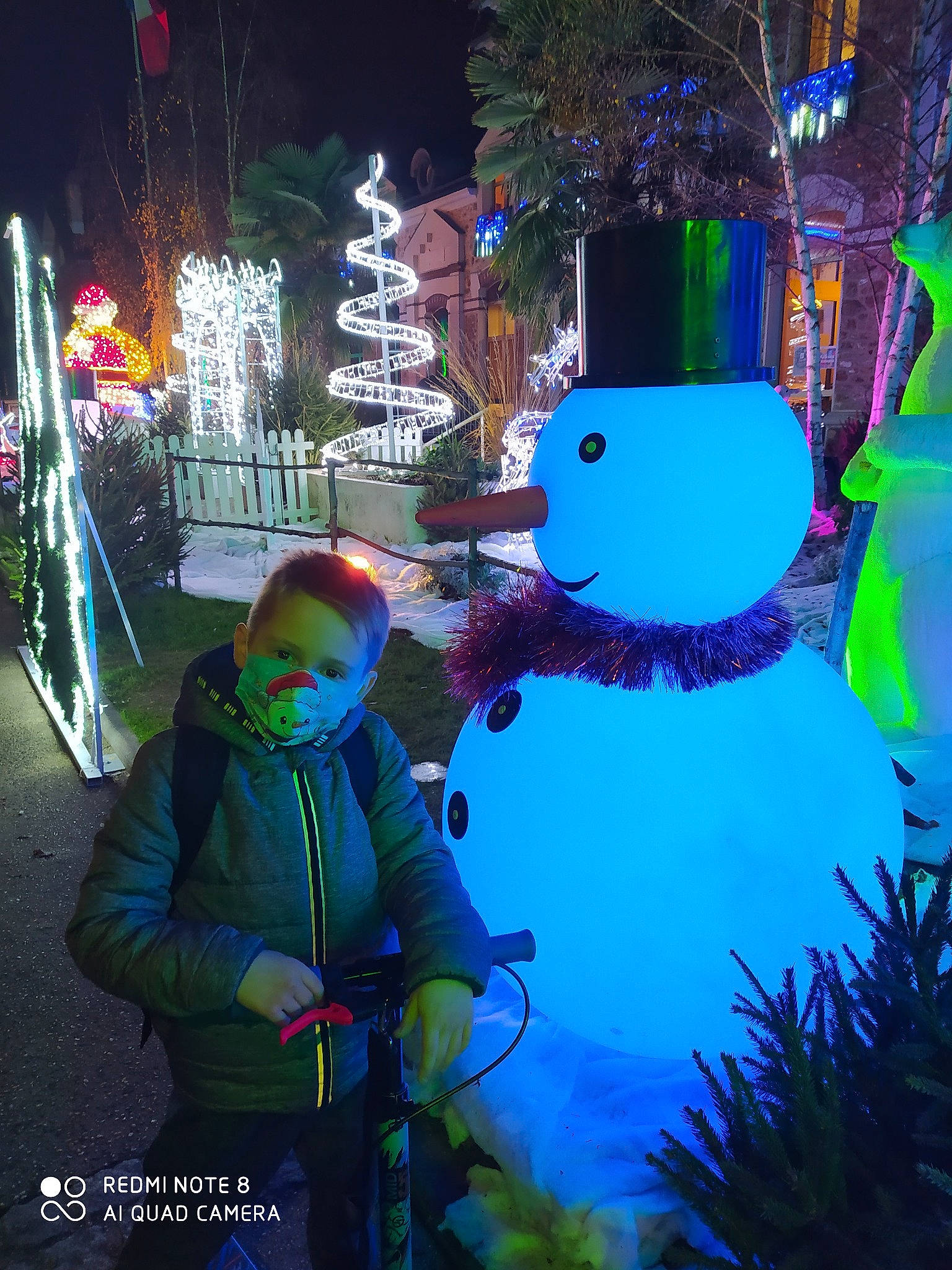 Ion participe au concours pour gagner de l'argent avec cette photo : christmas, christmas_decoration, christmas_eve, christmas_lights, conifer, fir, holiday, majorelle_blue, midnight, ornament, person, pine_family, snow, snowman, tradition, winter