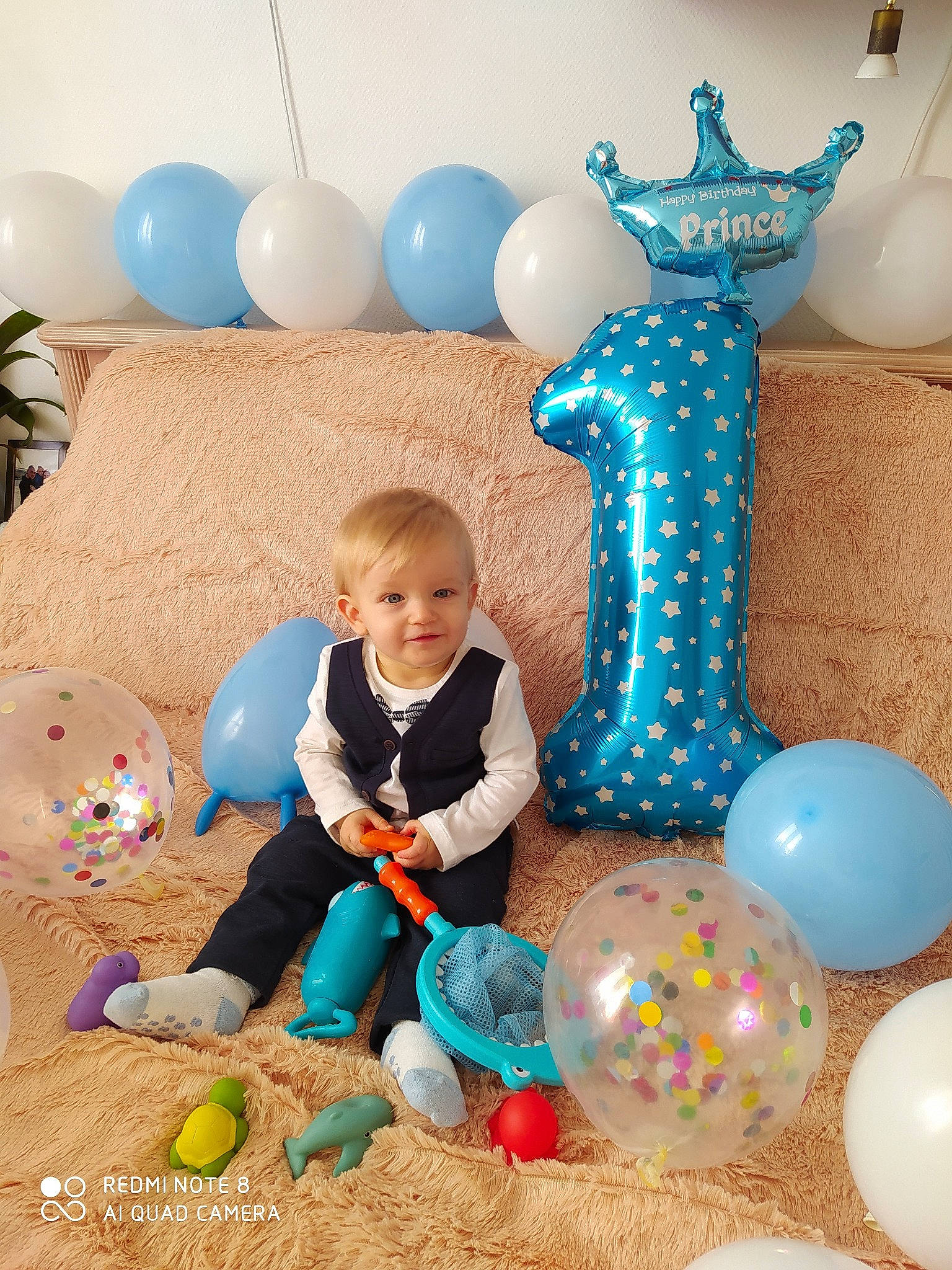 Darius participe au concours pour gagner de l'argent avec cette photo : baby, balloon, child, fun, happy, holiday, party, party_supply, person, play, room, toddler, toy, turquoise