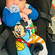 Amaël a rejoint le concours — aidez-le/la à gagner de superbes lots ! baby, blue_clothing, bright_eyes, car_seat, child, clothing, colorful, cute, footwear, hair, hands, indoor, infant, mickey_mouse, pacifier, portrait, seatbelt, sleepwear, toddler, young_child