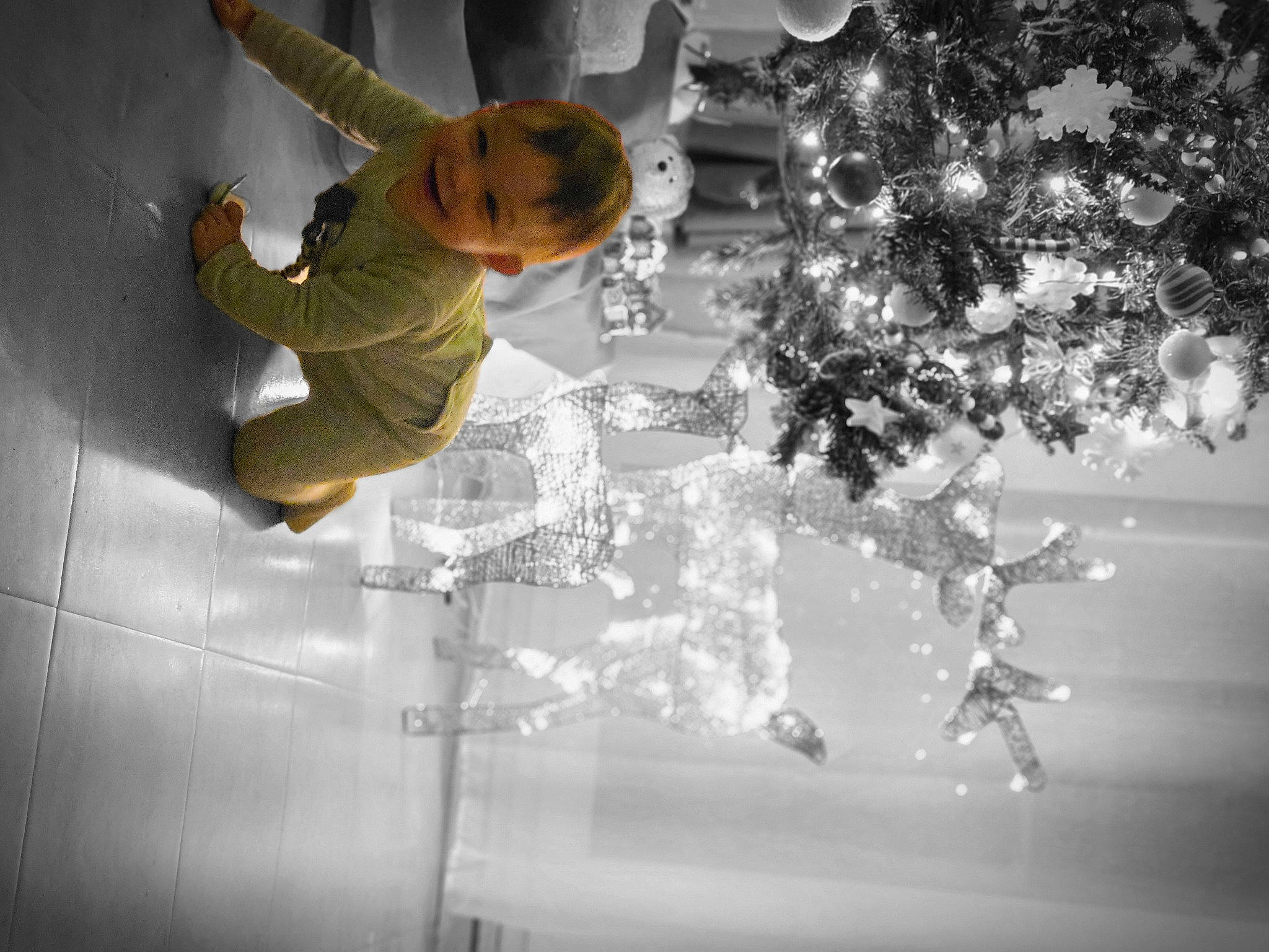 Enio a rejoint le concours — aidez-le/la à gagner de superbes lots ! christmas, christmas_decoration, christmas_eve, christmas_lights, christmas_ornament, christmas_tree, darkness, event, flash_photography, fun, gesture, glass, happy, holiday, joy, monochrome, monochrome_photography, ornament, person, room