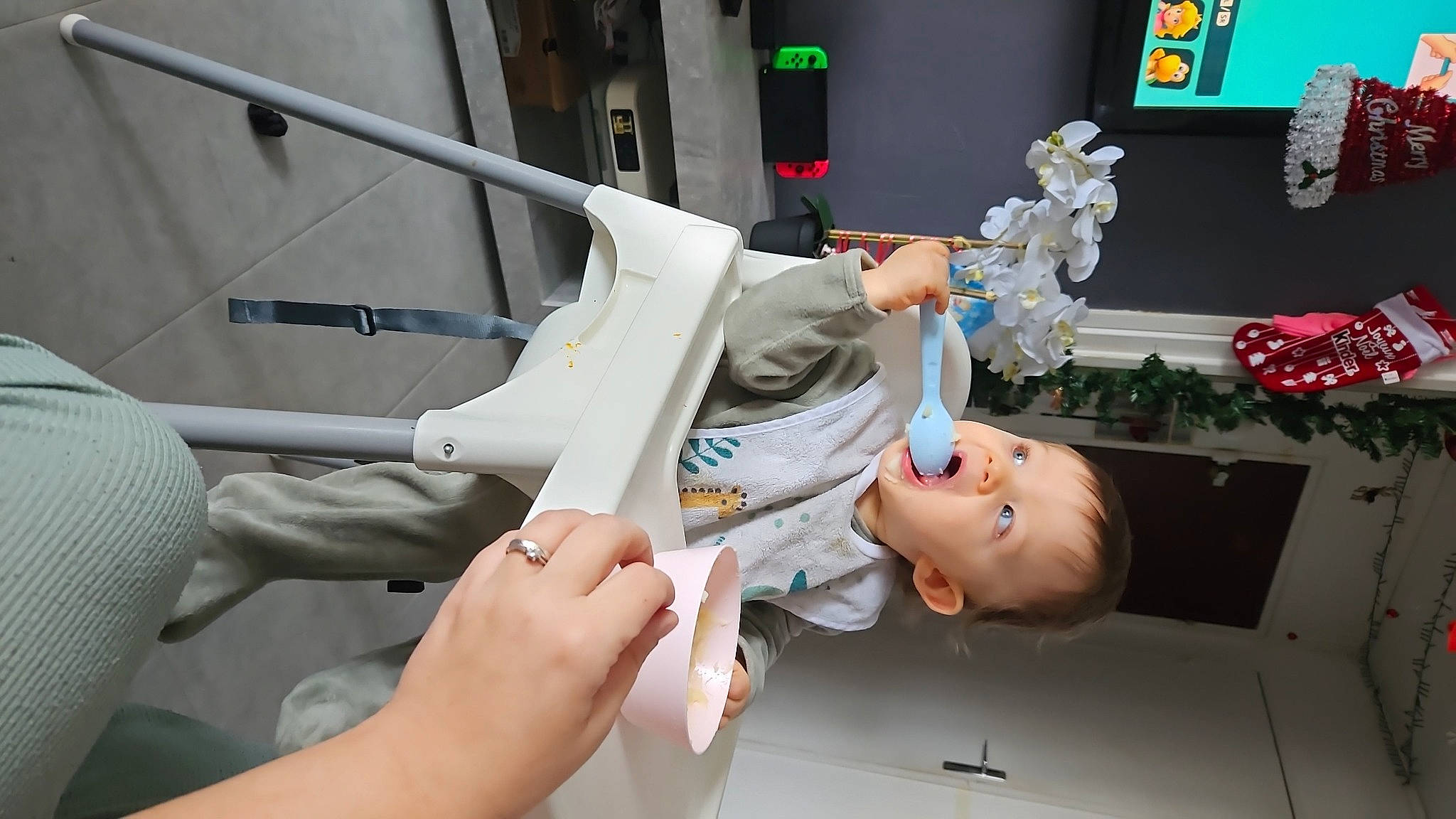 Enio a rejoint le concours — aidez-le/la à gagner de superbes lots ! arm, baby, comfort, elbow, finger, fun, gesture, hand, health_care, houseplant, human_leg, knee, machine, medical_equipment, person, plant, room, service, thumb, toddler