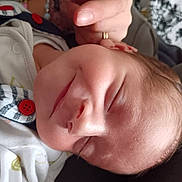 Lenny a rejoint le concours — aidez-le/la à gagner de superbes lots ! baby, sleeping, hand, smile, face, clothing, infant, peaceful, closeup, skin, person, newborn, soft, rest, cute, child, indoor, portrait, button, blanket