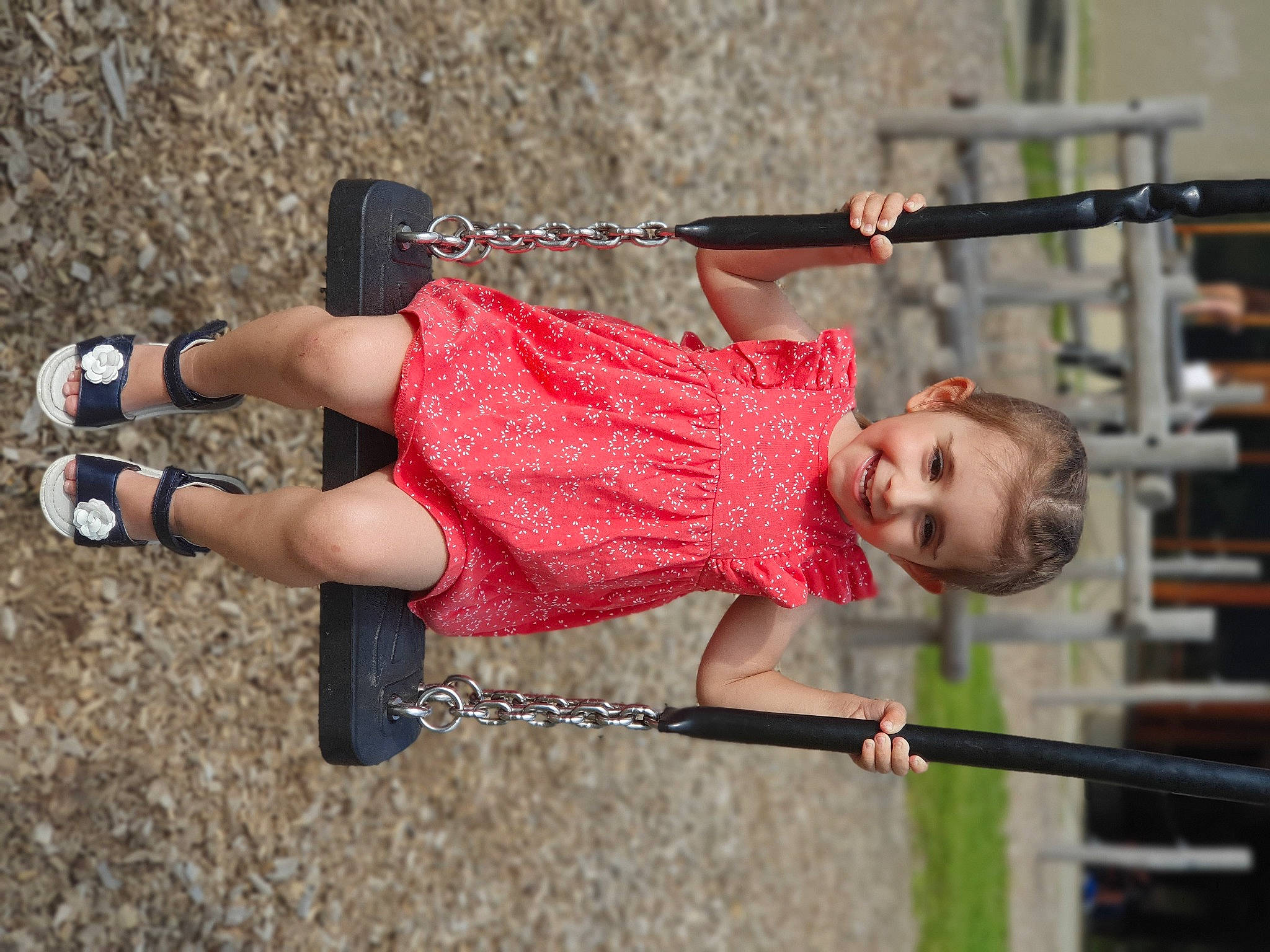 Soraya participe au concours pour gagner de l'argent avec cette photo : calf, child, city, clothing, fun, grass, happy, human_leg, joy, knee, leisure, magenta, outdoor_play_equipment, person, playground, recreation, street_fashion, swing, thigh, toddler