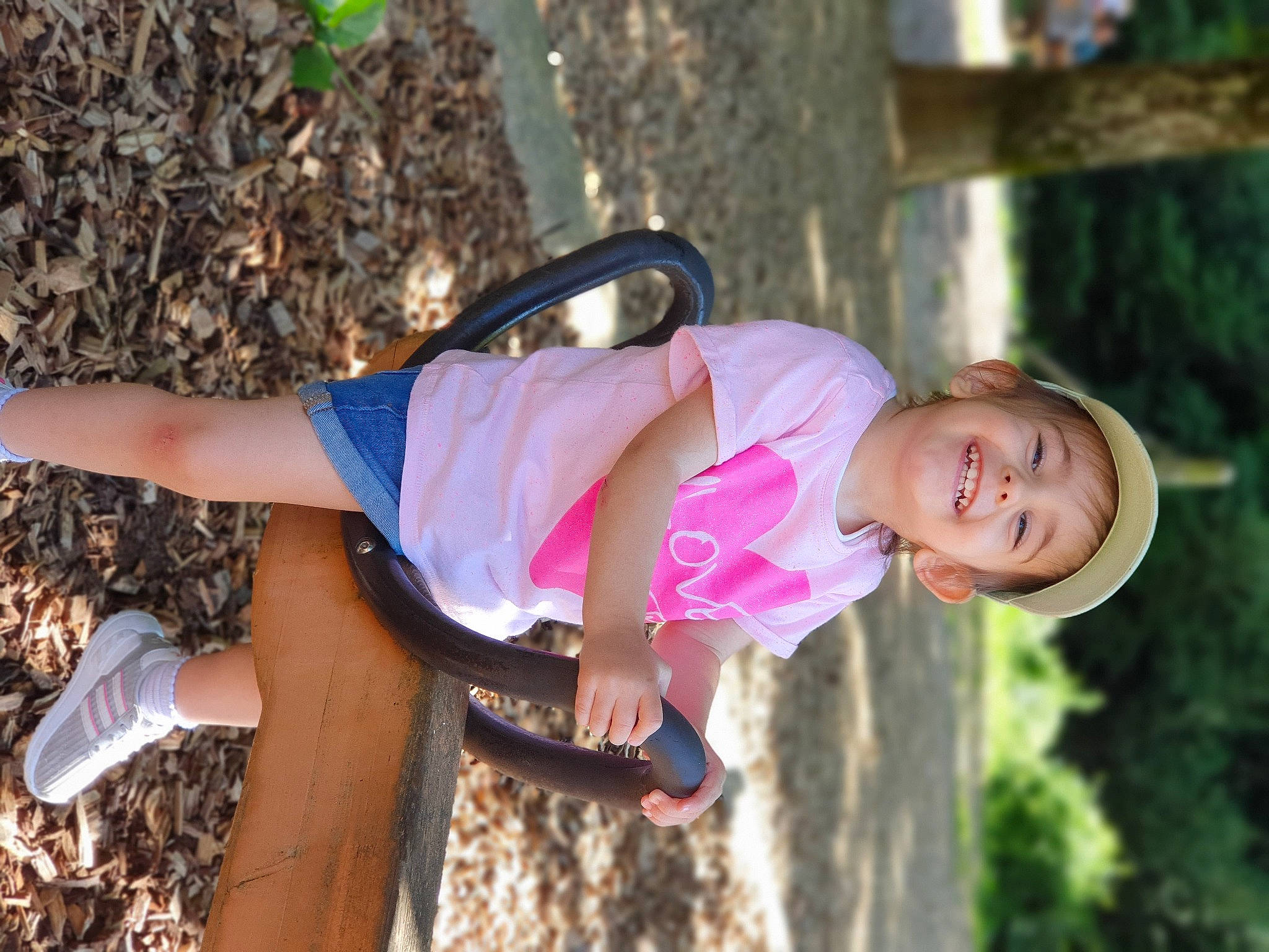 Soraya a rejoint le concours — aidez-le/la à gagner de superbes lots ! baby_toddler_clothing, black, eye, face, fun, grass, happy, hat, head, joy, knee, leaf, leisure, people_in_nature, person, pink, plant, recreation, smile, thigh