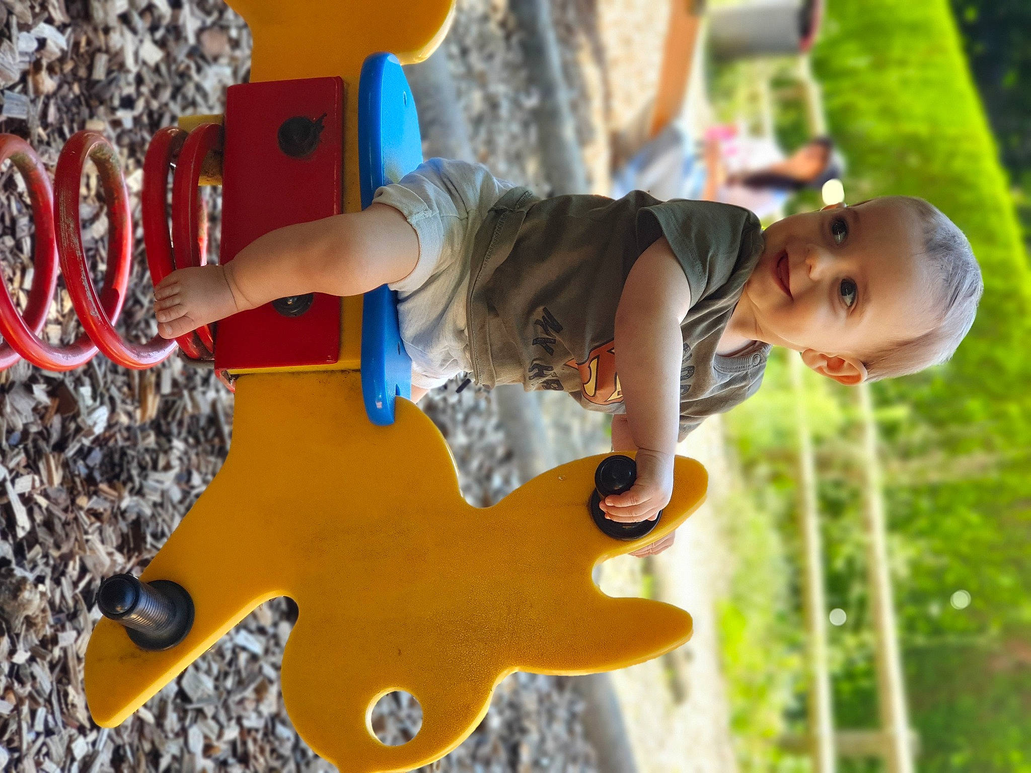 Enzo a rejoint le concours — aidez-le/la à gagner de superbes lots ! baby, city, fun, grass, green, hand, happy, joy, leisure, outdoor_play_equipment, people_in_nature, person, plant, playground, public_space, recreation, red, tire, toddler, tree