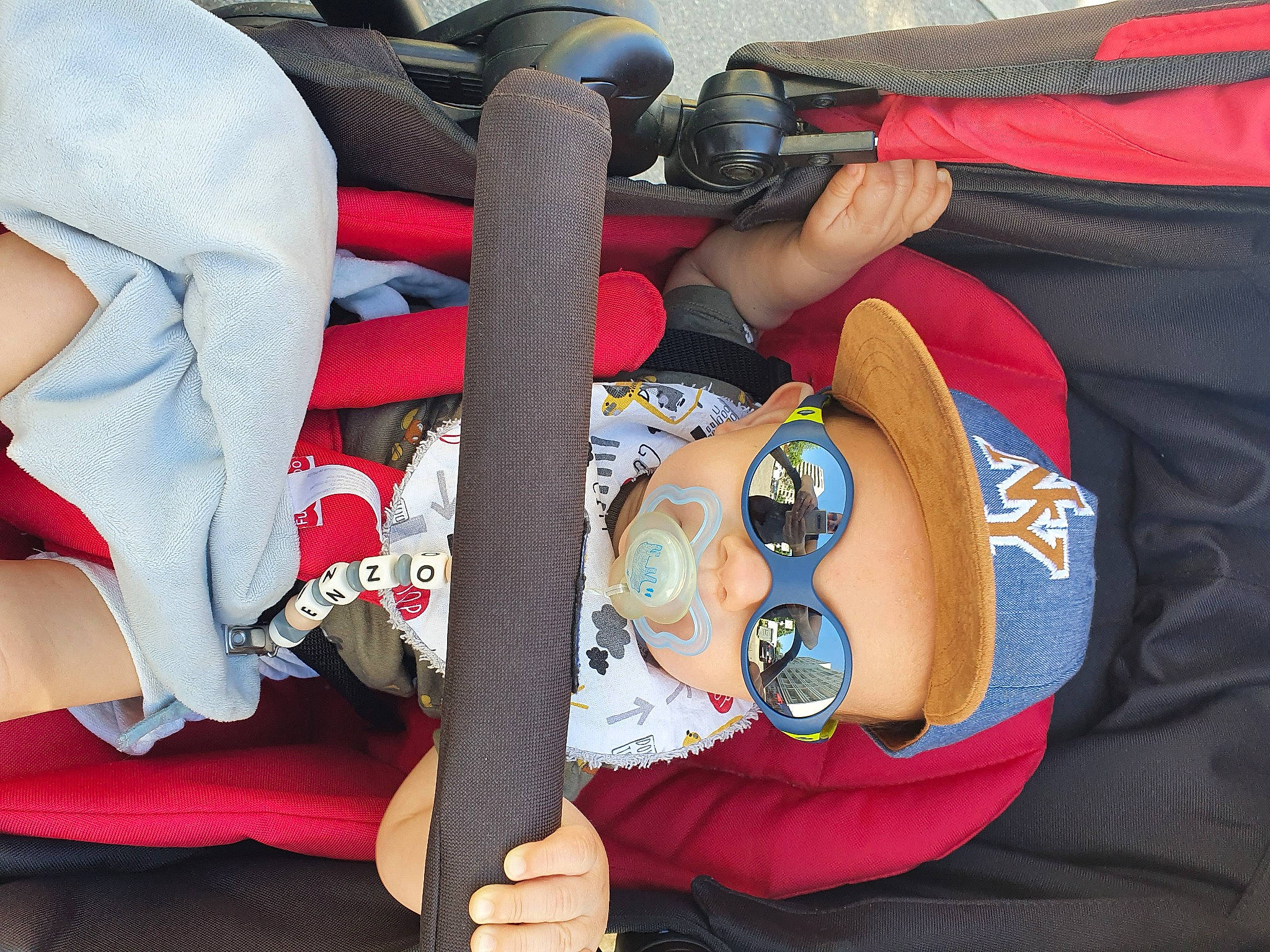 Enzo a rejoint le concours — aidez-le/la à gagner de superbes lots ! auto_part, baby, baby_carriage, baby_products, baby_toddler_clothing, car_seat, carmine, comfort, elbow, electric_blue, gesture, hand, human_leg, nail, person, personal_protective_equipment, sitting, thigh, thumb, toddler