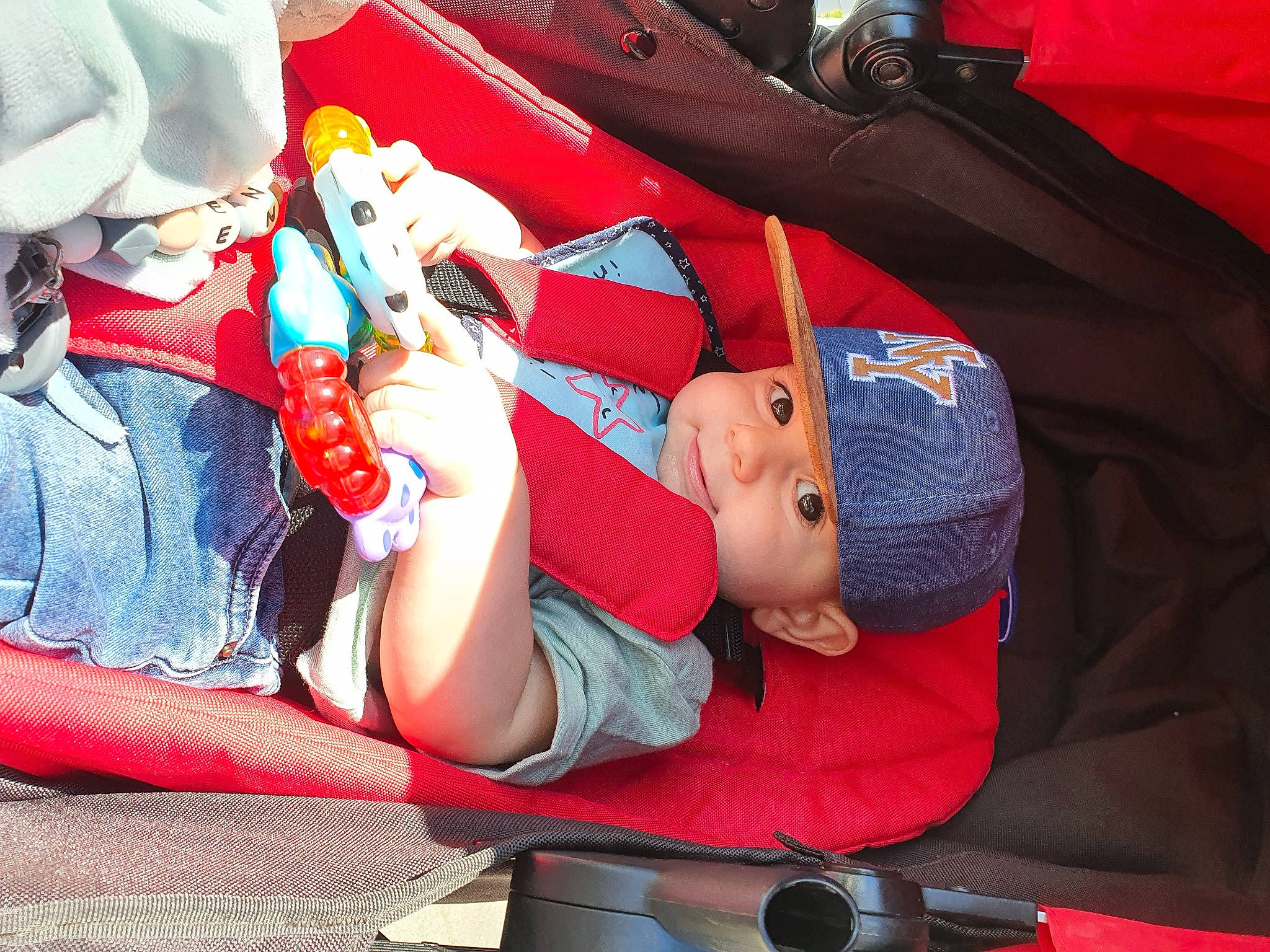 Enzo participe au concours pour gagner de l'argent avec cette photo : auto_part, baby, baby_carriage, baby_products, car_seat, carmine, child, comfort, electric_blue, event, fun, hat, headwear, human_body, lap, leisure, mouth, person, red, service