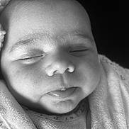 Enid participe au concours pour gagner de l'argent avec cette photo : baby, black_and_white, blanket, child, close_up, cozy, cute, expression, face, head, infant, monochrome, newborn, peaceful, portrait, skin, sleeping, soft, tongue, wrapped