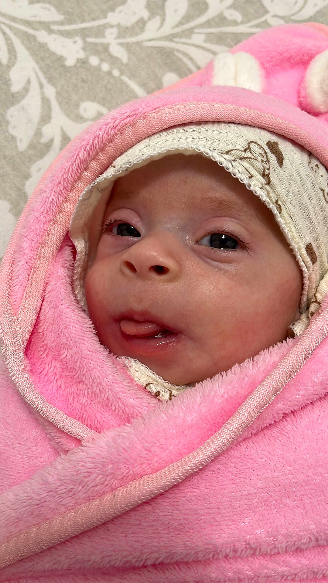 Lavinia participe au concours pour gagner de l'argent avec cette photo : adorable, baby, child, closeup, cozy, cute, expression, face, hat, headwear, infant, newborn, pink_blanket, portrait, skin, sleepwear, soft_texture, tongue_out, warm, wrapped