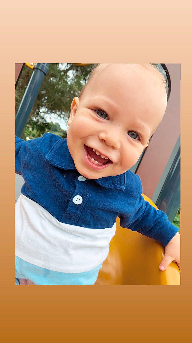 Lylio a rejoint le concours — aidez-le/la à gagner de superbes lots ! baby, baby_products, baby_toddler_clothing, cheek, child, electric_blue, eyebrow, fun, grass, happy, iris, joy, laugh, nose, person, picture_frame, sitting, sleeve, smile, stock_photography