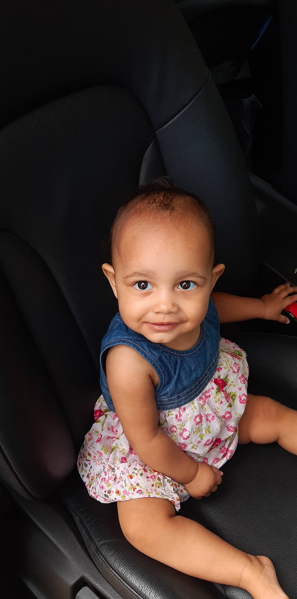 Moana participe au concours pour gagner de l'argent avec cette photo : baby, baby_toddler_clothing, cheek, chin, eyebrow, flash_photography, hand, happy, human_body, iris, joint, joy, leg, lip, mouth, neck, nose, person, pink, skin