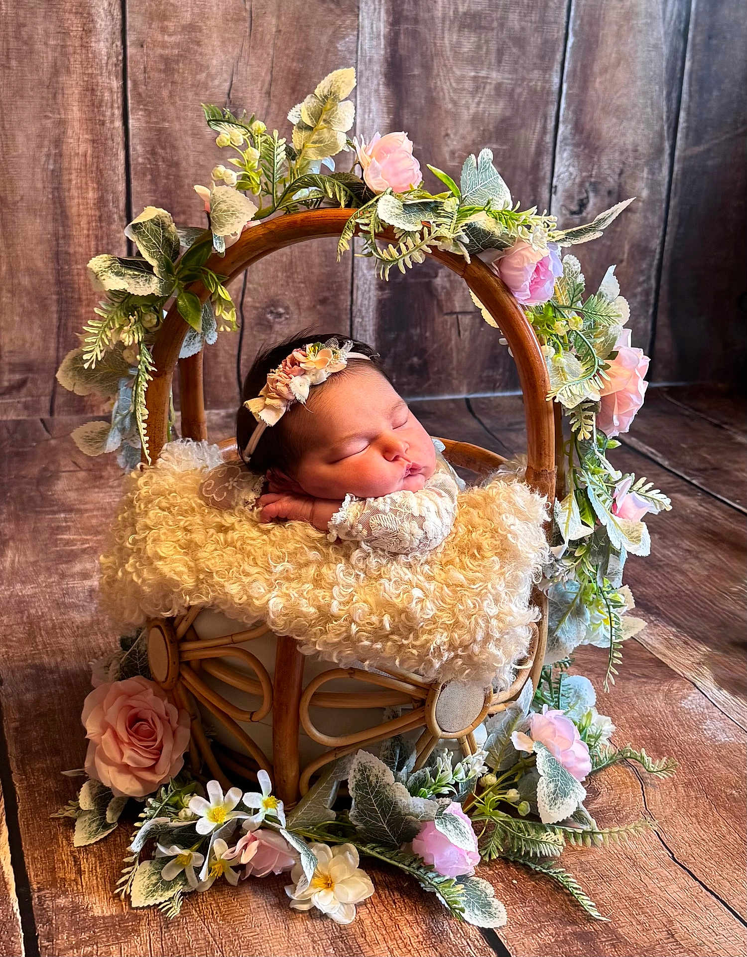 Arya a rejoint le concours — aidez-le/la à gagner de superbes lots ! baby, basket, curly_wool, cute, decorative, delicate, floral_wreath, flowers, greenery, headband, indoors, infant, newborn, peaceful, pink_flowers, portrait, resting, sleeping, soft_texture, wooden_background