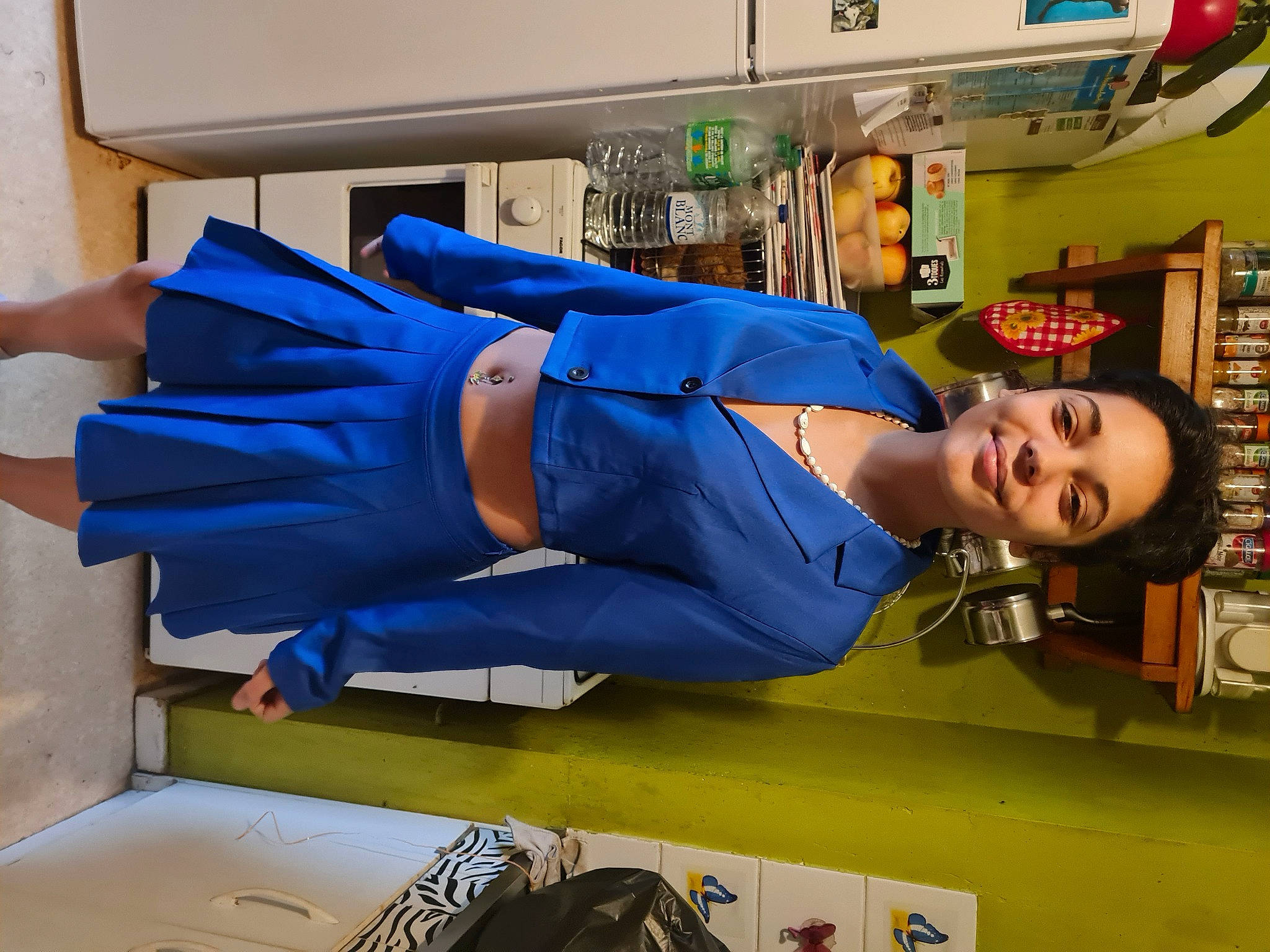 Serena a rejoint le concours — aidez-le/la à gagner de superbes lots ! bag, denim, dress, elbow, electric_blue, fun, human_leg, joy, knee, machine, person, room, shelf, shorts, smile, sportswear, thigh, transport, travel