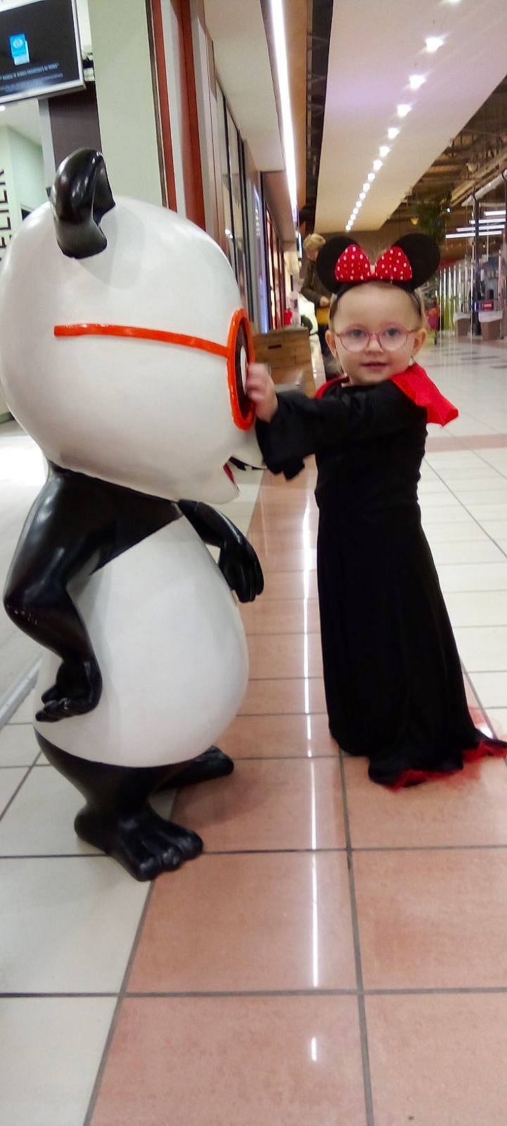 Eva a rejoint le concours — aidez-le/la à gagner de superbes lots ! carmine, costume, event, fictional_character, flooring, fun, fur, happy, mascot, person, recreation, sandal, smile, suit, toddler