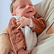 Léo participe au concours pour gagner de l'argent avec cette photo : baby, newborn, smile, sleepy, person, hand, arm, clothing, knitwear, white, brown, portrait, cute, infant, human, skin, soft, peaceful, toddler, holding
