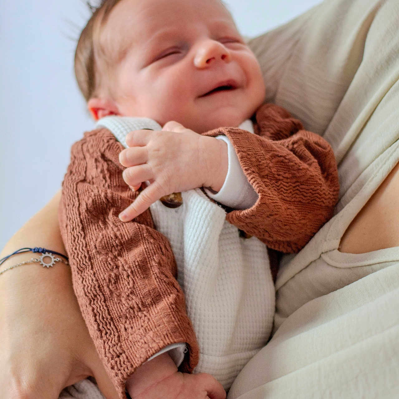 Léo participe au concours pour gagner de l'argent avec cette photo : arm, baby, brown, clothing, cute, hand, holding, human, infant, knitwear, newborn, peaceful, person, portrait, skin, sleepy, smile, soft, toddler, white