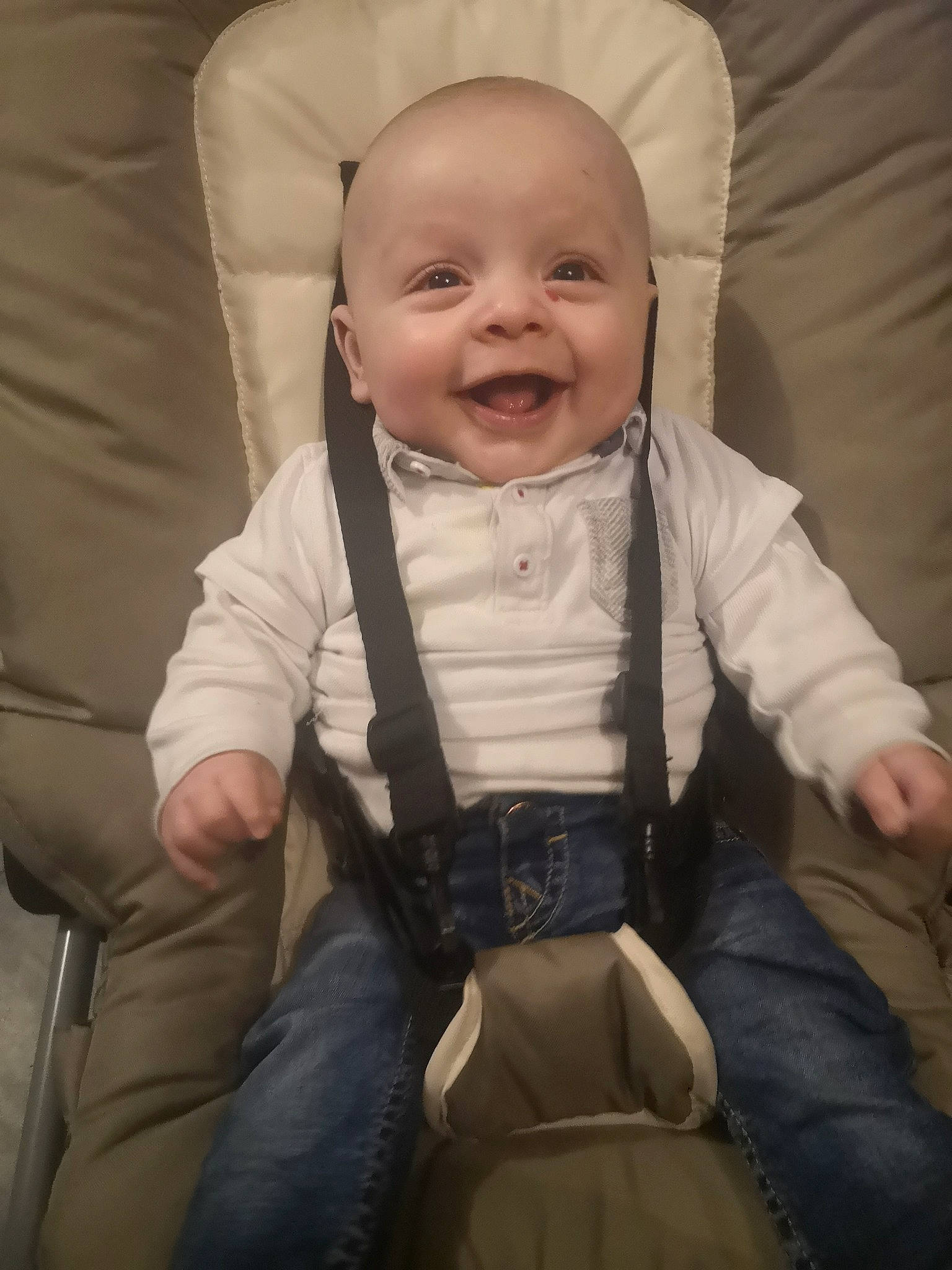 Kamïl a rejoint le concours — aidez-le/la à gagner de superbes lots ! baby, baby_carriage, baby_in_car_seat, baby_products, beige, car_seat, cheek, child, comfort, head, person, product, sitting, skin, smile, toddler