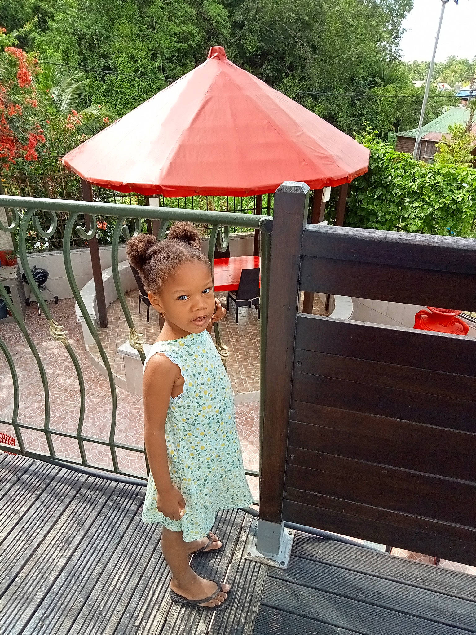 Djanaëlle a rejoint le concours — aidez-le/la à gagner de superbes lots ! botany, fashion_accessory, fun, garden, grass, leisure, mammal, outdoor_bench, outdoor_furniture, person, plant, recreation, red, sandal, shade, temple, toddler, travel, tree, vacation