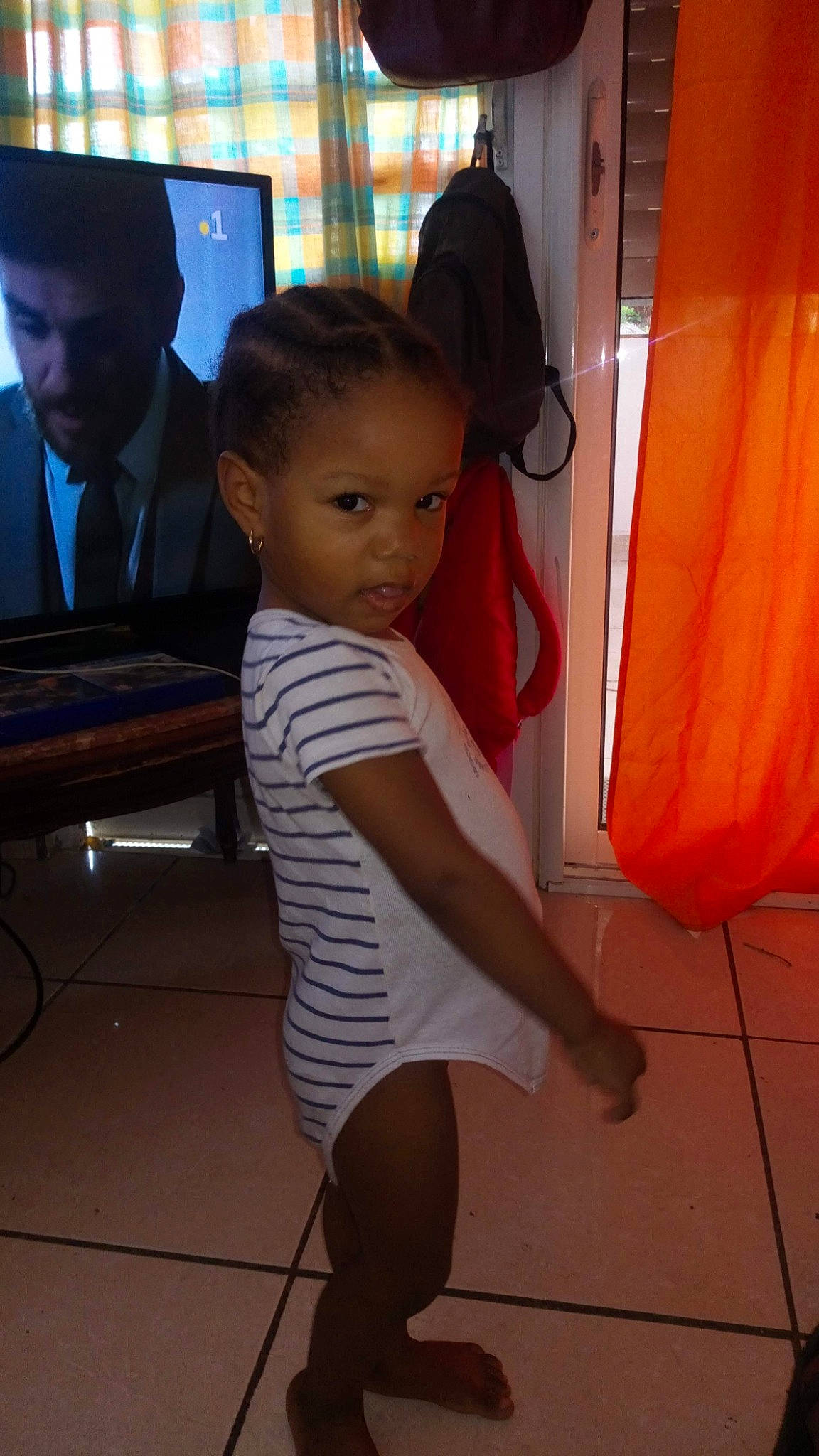 Djanaëlle a rejoint le concours — aidez-le/la à gagner de superbes lots ! child, computer_monitor, desktop_computer, flat_panel_display, flooring, fun, gadget, hairstyle, human_leg, knee, leg, person, sportswear, standing, television, television_set, thigh, toddler, trunk, under_exposed