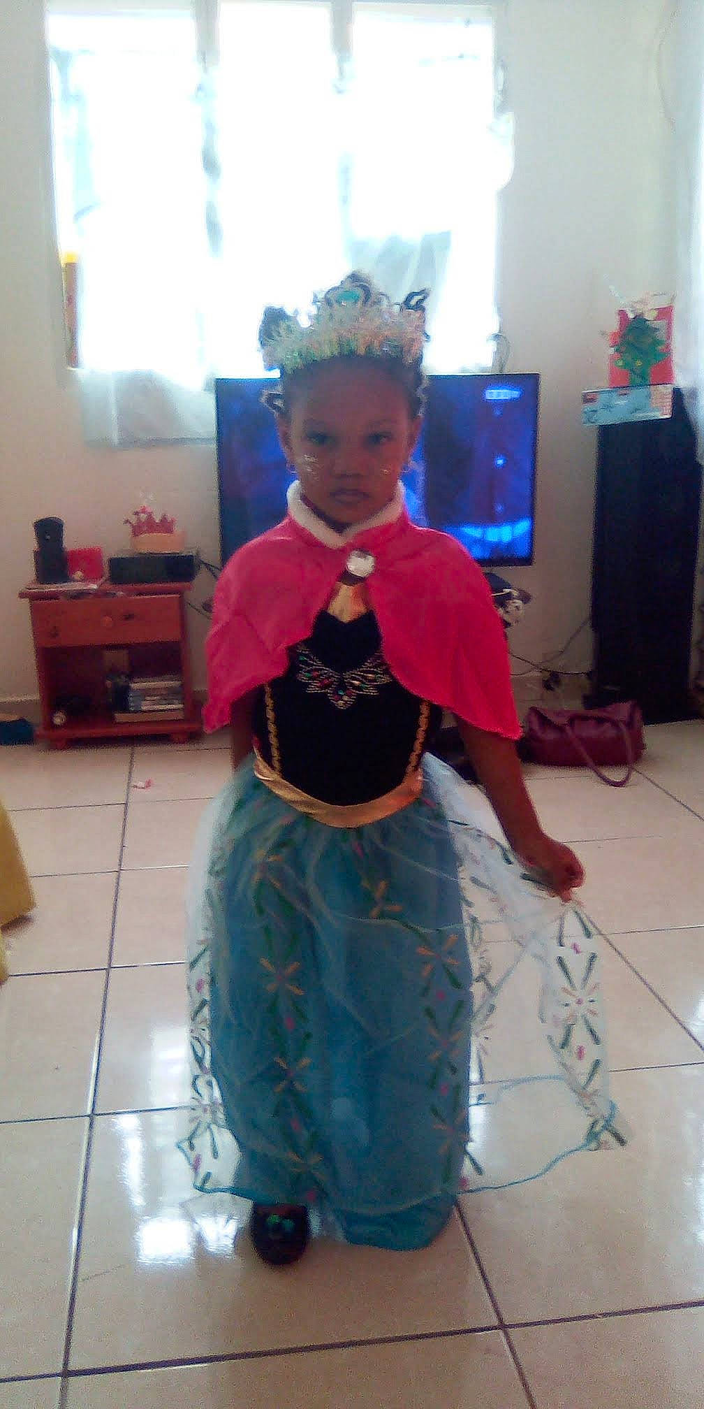 Djanaëlle a rejoint le concours — aidez-le/la à gagner de superbes lots ! child, costume, electric_blue, event, fashion_accessory, fashion_design, flooring, formal_wear, fun, jewellery, luggage_and_bags, magenta, neck, person, room, shoulder, standing, temple, toddler, tradition