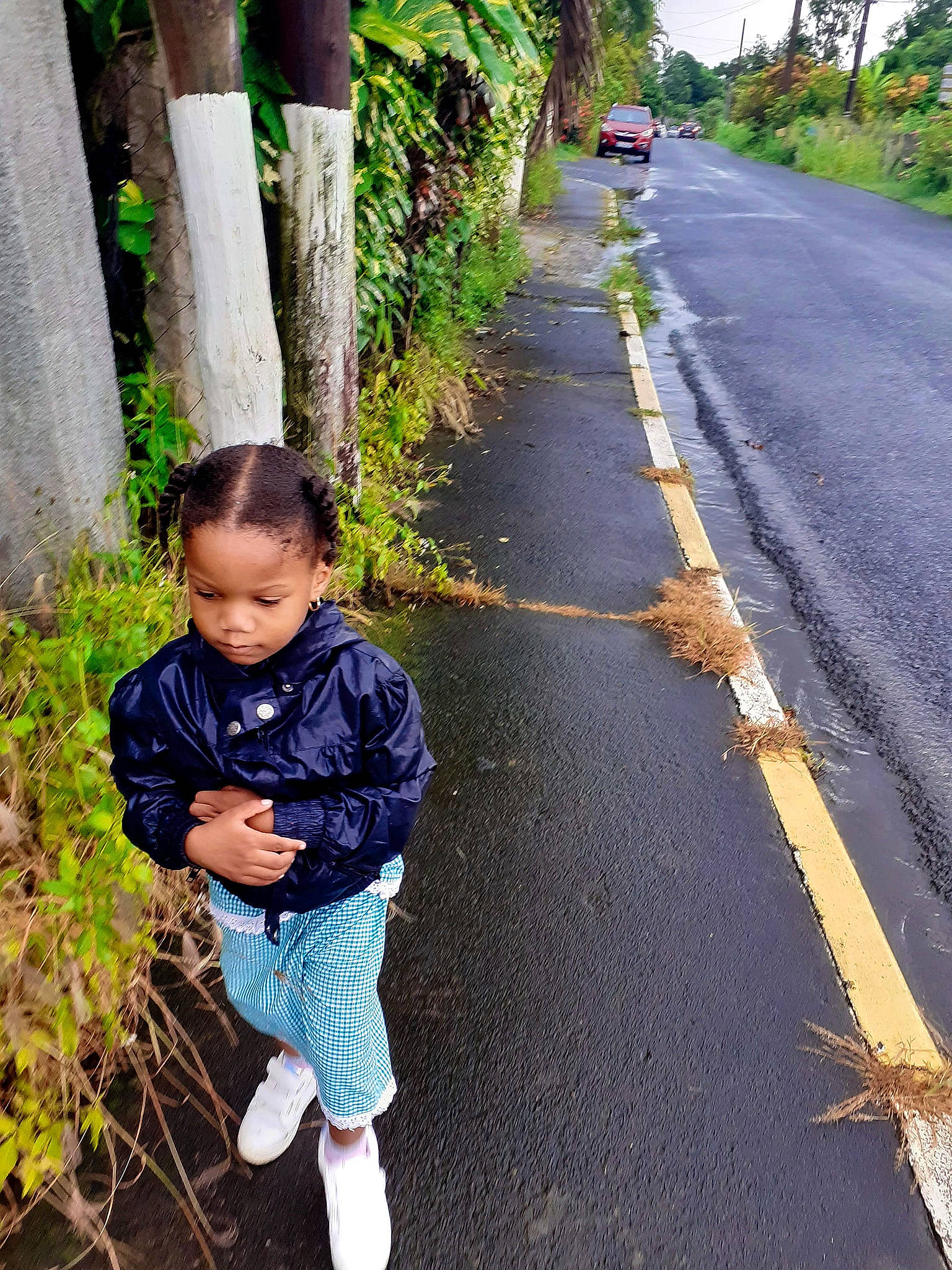 Djanaëlle a rejoint le concours — aidez-le/la à gagner de superbes lots ! asphalt, baby, baby_toddler_clothing, child, grass, green, happy, infrastructure, leisure, pedestrian, people_in_nature, person, plant, road, road_surface, sidewalk, t_shirt, toddler, tree, walking