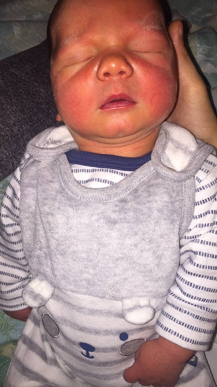 Emylio participe au concours pour gagner de l'argent avec cette photo : baby, cheek, child, chin, cool, face, facial_expression, forehead, head, jaw, lip, neck, nose, outerwear, person, skin, smile, toddler