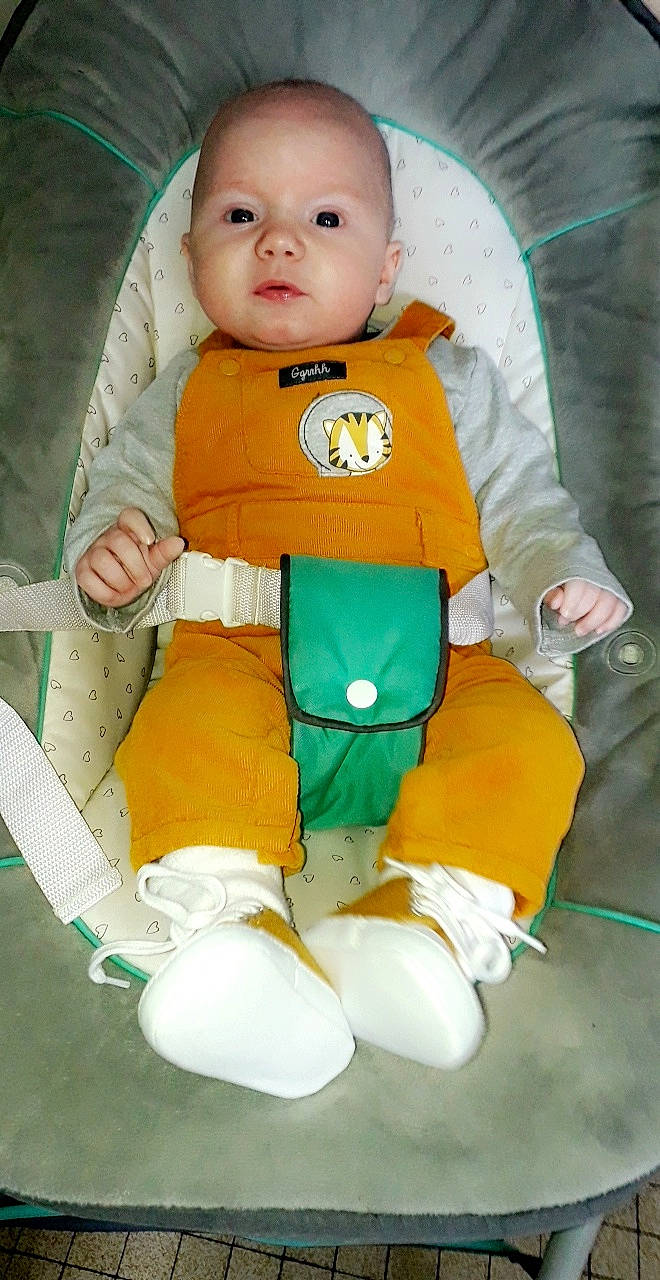 Emylio participe au concours pour gagner de l'argent avec cette photo : baby, child, person, toddler, yellow