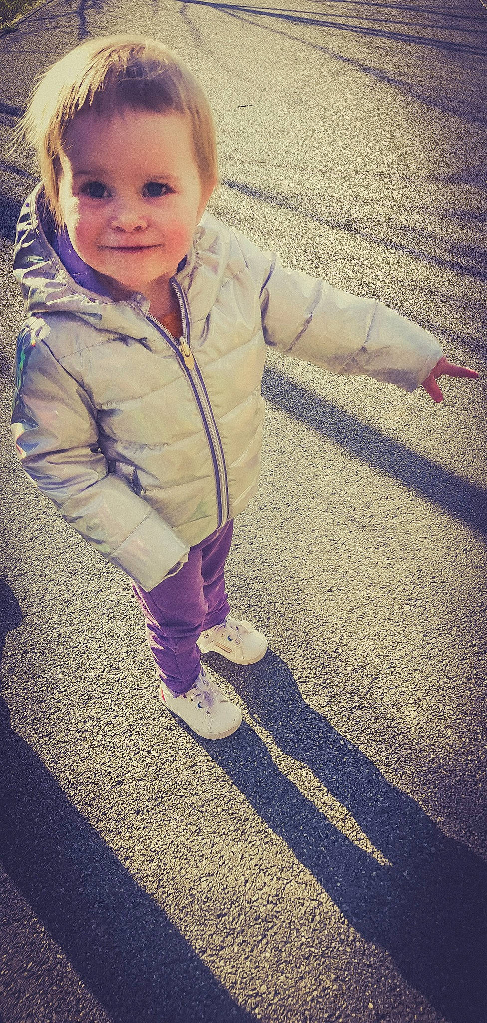 Inaya a rejoint le concours — aidez-le/la à gagner de superbes lots ! cheek, child, cloud, cool, eye, face, head, jacket, jeans, joy, leg, outerwear, people, person, photography, play, shadow, skin, smile, standing