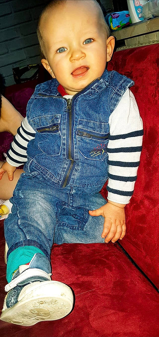 Arthur a rejoint le concours — aidez-le/la à gagner de superbes lots ! blue, clothing, eye, eyewear, finger, fun, hairstyle, head, human, human_body, jacket, leg, lip, pattern, people, person, product, sitting, skin, sweater