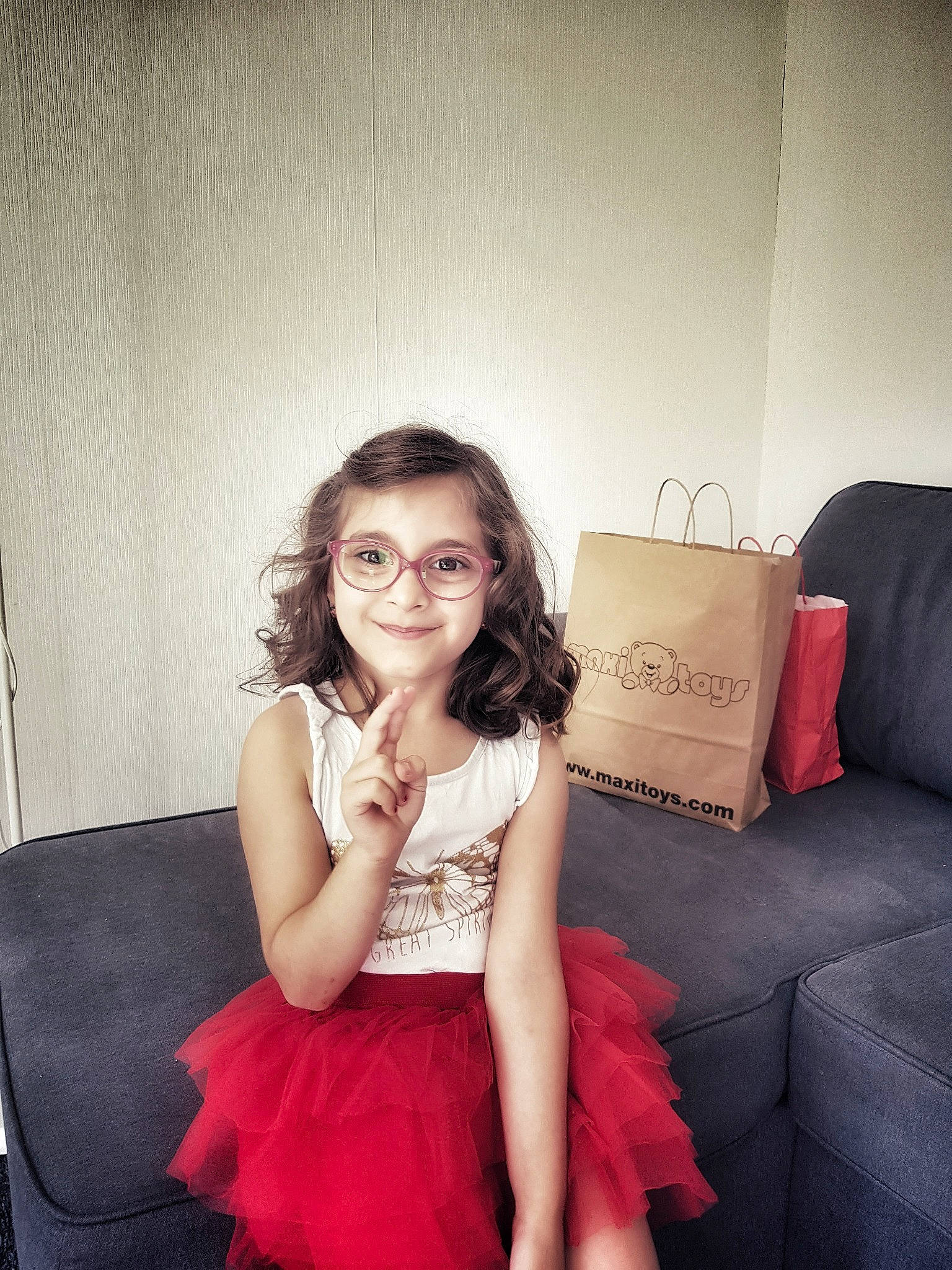 Naya participe au concours pour gagner de l'argent avec cette photo : blond, comfort, couch, event, eyewear, facial_expression, fashion_design, flash_photography, fun, glasses, hair, happy, joy, living_room, magenta, person, shoulder, skin, sleeve, smile