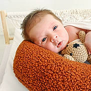 Gaël participe au concours pour gagner de l'argent avec cette photo : baby, pillow, teddy_bear, crocheted_toy, bed, blanket, face, person, indoor, macrame, decor, vase, dried_flowers, pampas_grass, soft_texture, sleepy, closeup, newborn, hand, resting