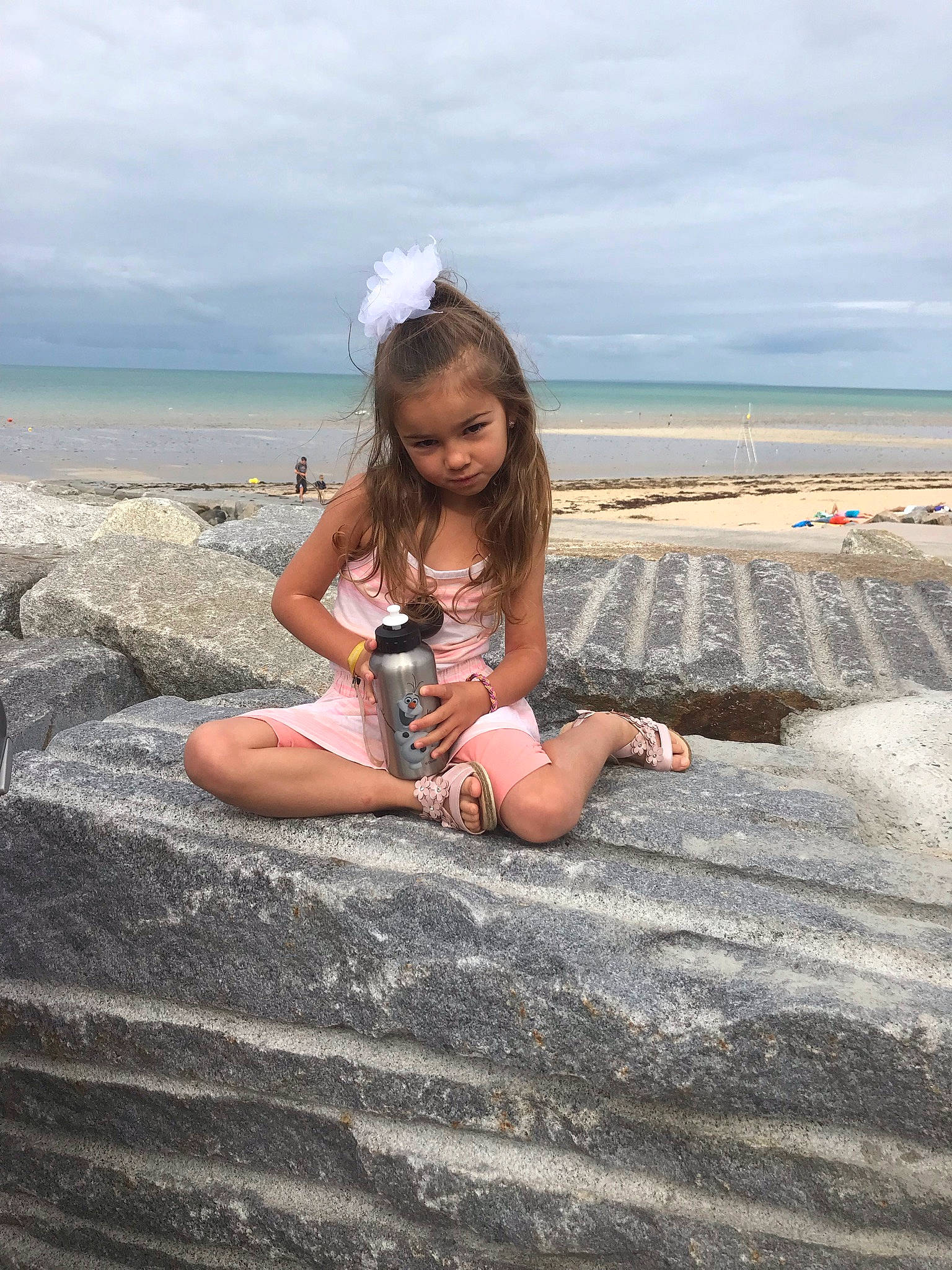 Elizea a rejoint le concours — aidez-le/la à gagner de superbes lots ! barefoot, beach, cloud, coastal_and_oceanic_landforms, flash_photography, fun, happy, horizon, landscape, leg, leisure, people_in_nature, person, sand, sky, summer, sunlight, toddler, water, wind_wave