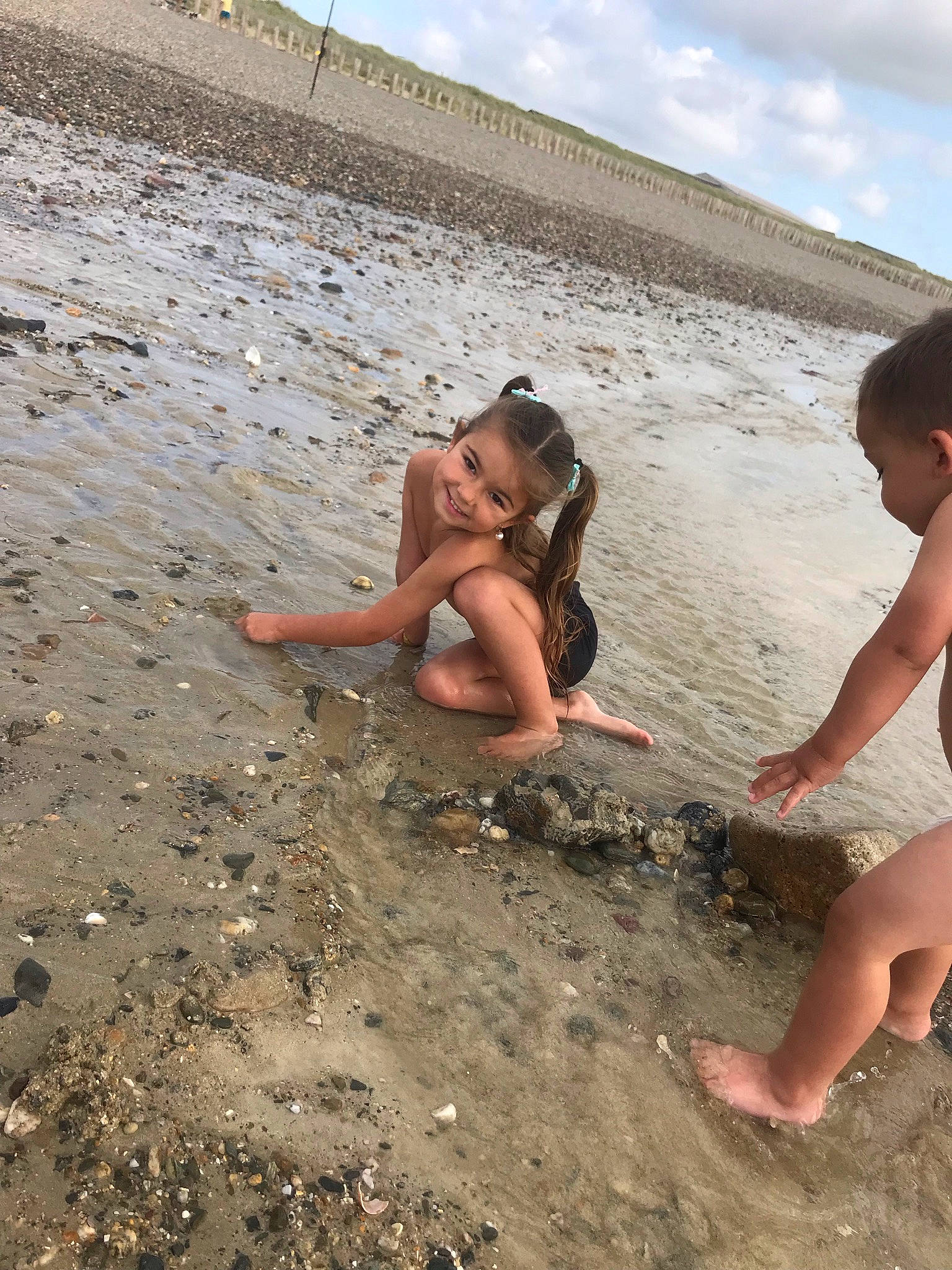 Elizea participe au concours pour gagner de l'argent avec cette photo : beach, body_of_water, child, cloud, flash_photography, foot, fun, happy, horizon, joy, landscape, natural_environment, people_in_nature, people_on_beach, person, sand, shore, sky, soil, summer