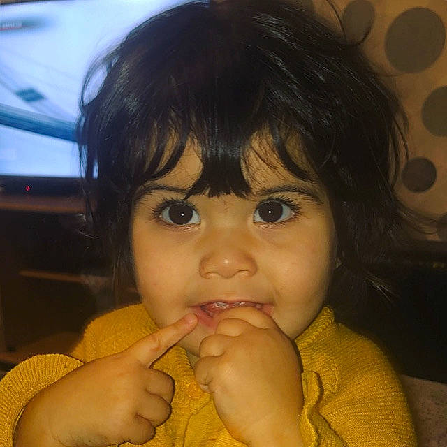 Lina participe au concours pour gagner de l'argent avec cette photo : cheek, chin, ear, eye, eyebrow, eyelash, face, finger, forehead, gesture, hand, happy, head, iris, jaw, lip, mouth, neck, nose, person