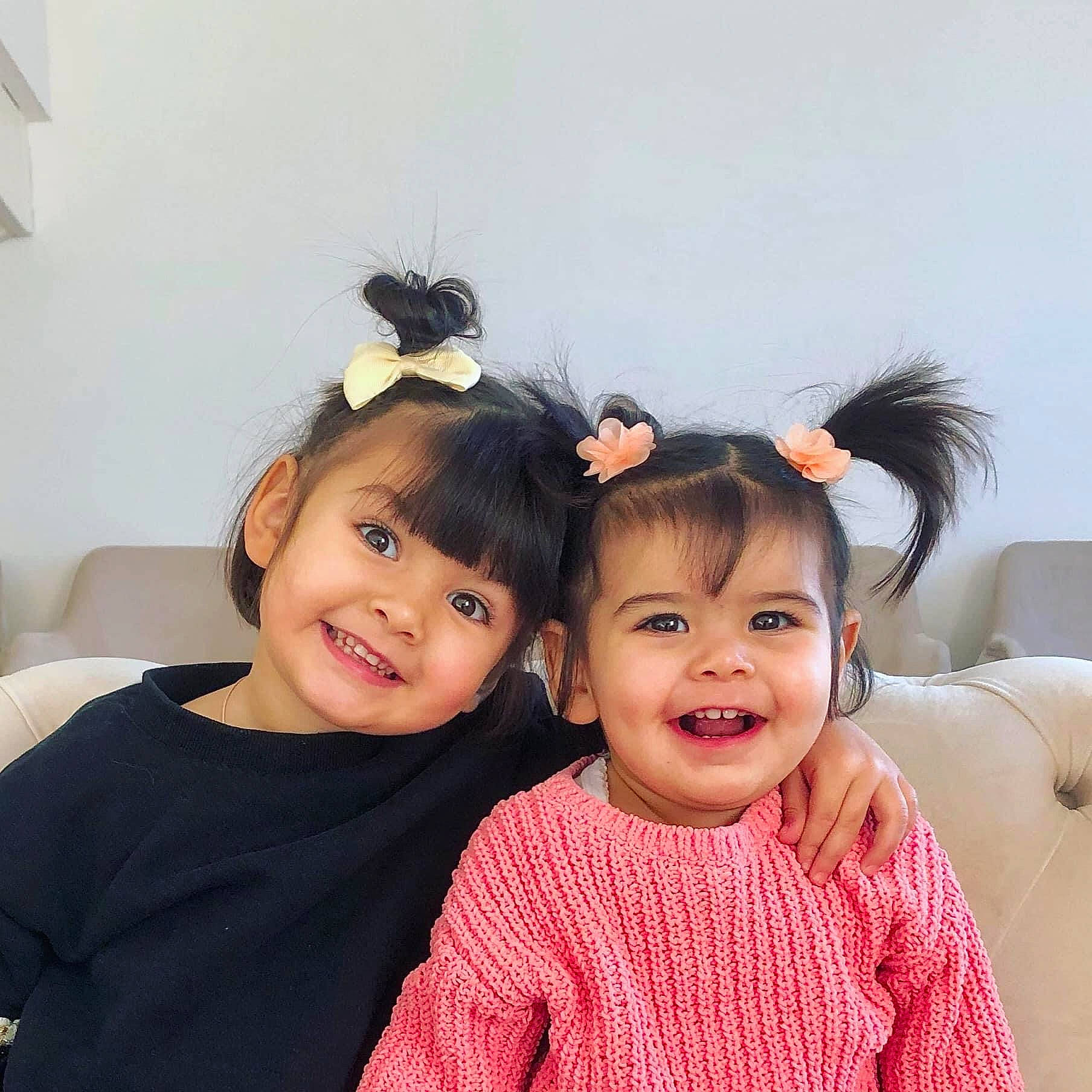 Lina participe au concours pour gagner de l'argent avec cette photo : baby_toddler_clothing, black_hair, child, event, eye, eyelash, face, facial_expression, friendship, fun, hairstyle, happy, headpiece, iris, joy, neck, person, shoulder, skin, sleeve