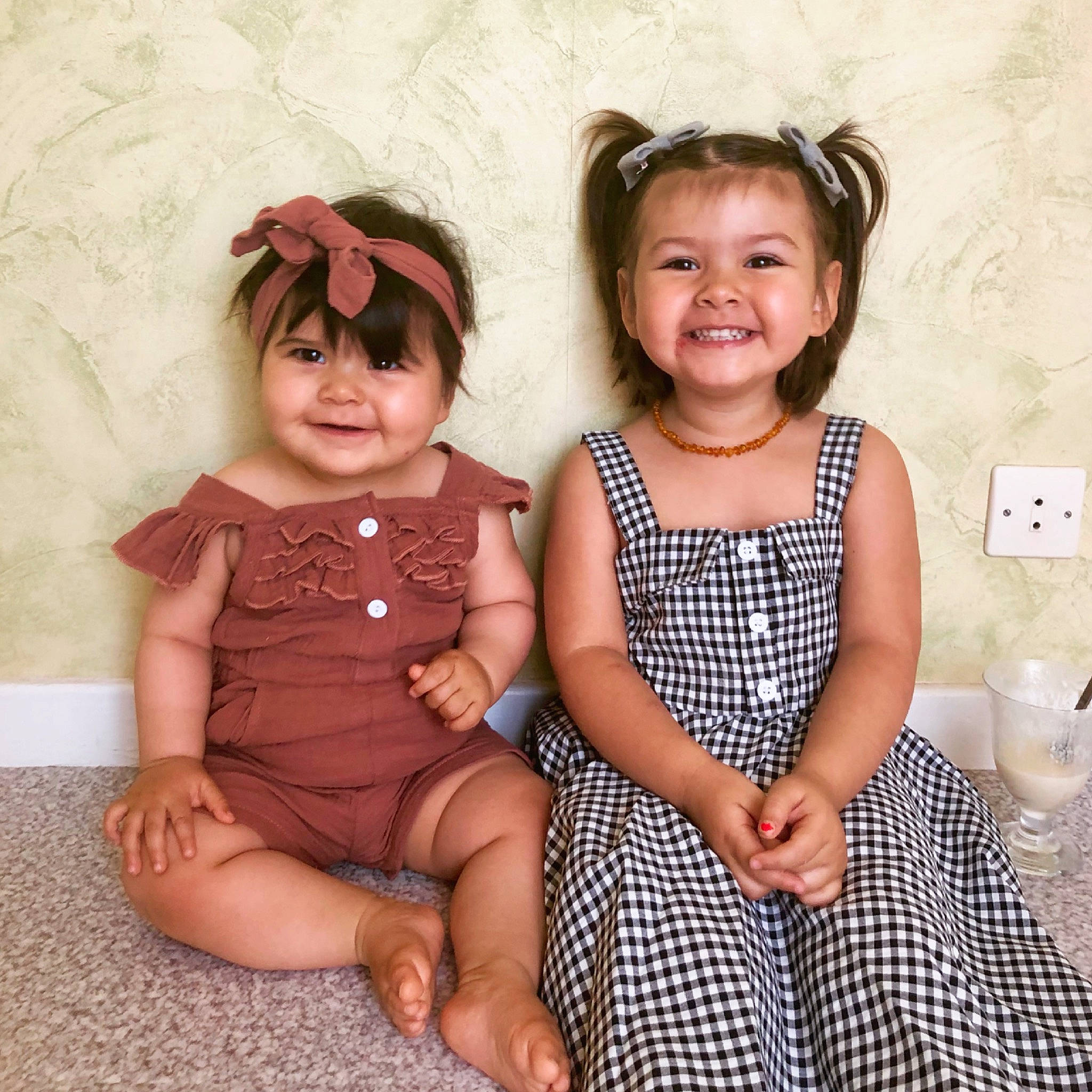 Lina participe au concours pour gagner de l'argent avec cette photo : arm, baby_toddler_clothing, clothing, dress, eye, face, facial_expression, fashion, hair, hairstyle, head, iris, joy, neck, one_piece_garment, organ, person, shoulder, skin, smile