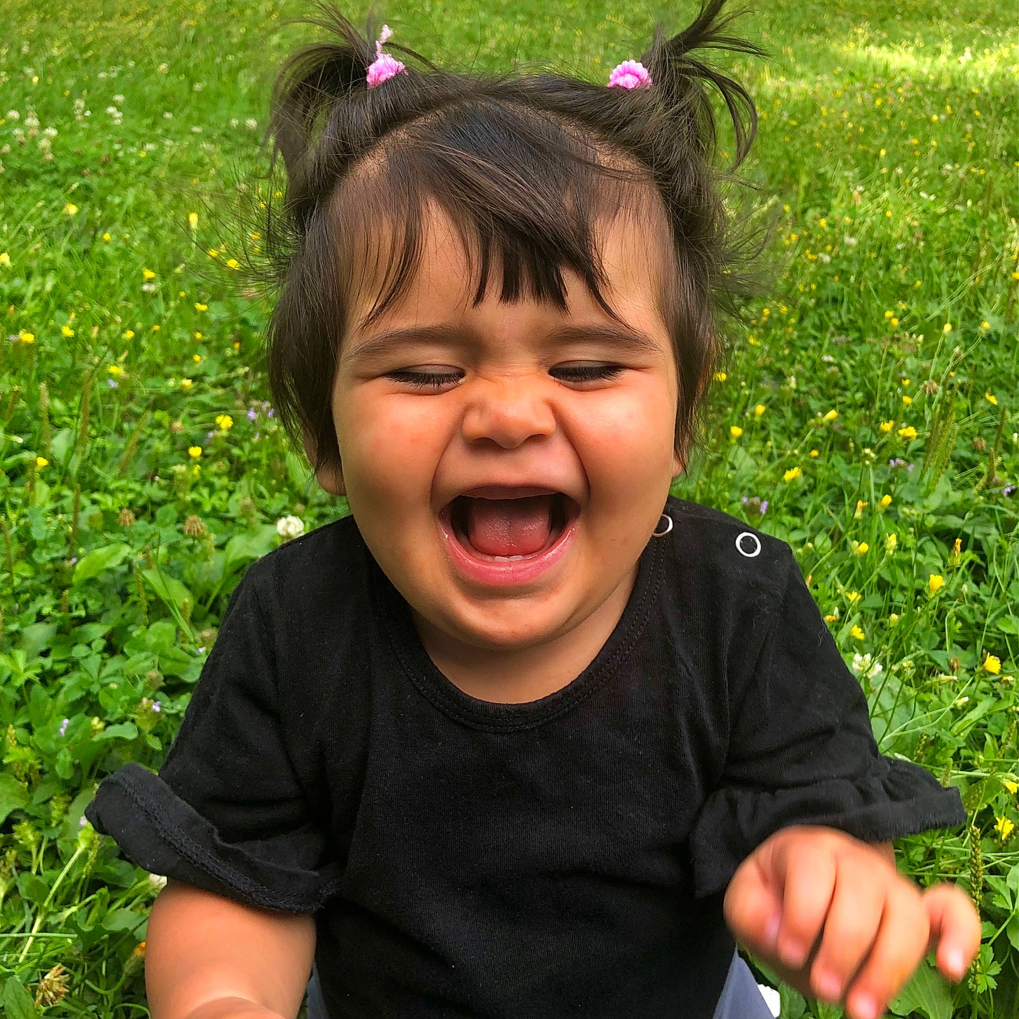 Lina a rejoint le concours — aidez-le/la à gagner de superbes lots ! baby_toddler_clothing, botany, cheek, eyelash, fun, gesture, grass, grass_family, green, groundcover, happy, head, leaf, mouth, nature, people_in_nature, person, plant, smile, summer