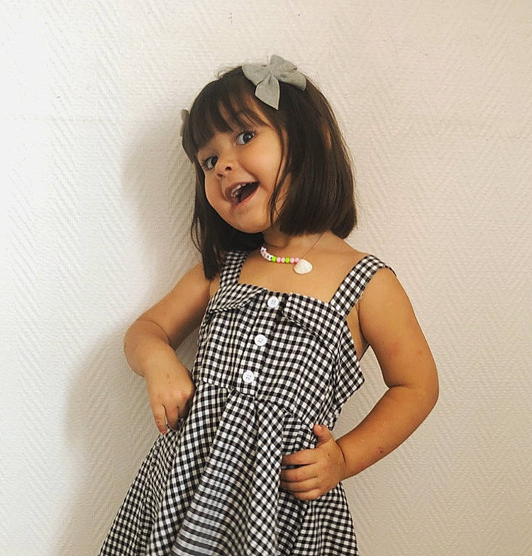 Melek a rejoint le concours — aidez-le/la à gagner de superbes lots ! arm, black_hair, day_dress, elbow, eyelash, gesture, hair, hairstyle, hand, happy, joint, neck, one_piece_garment, person, shoulder, sleeve, smile, street_fashion, t_shirt, thigh