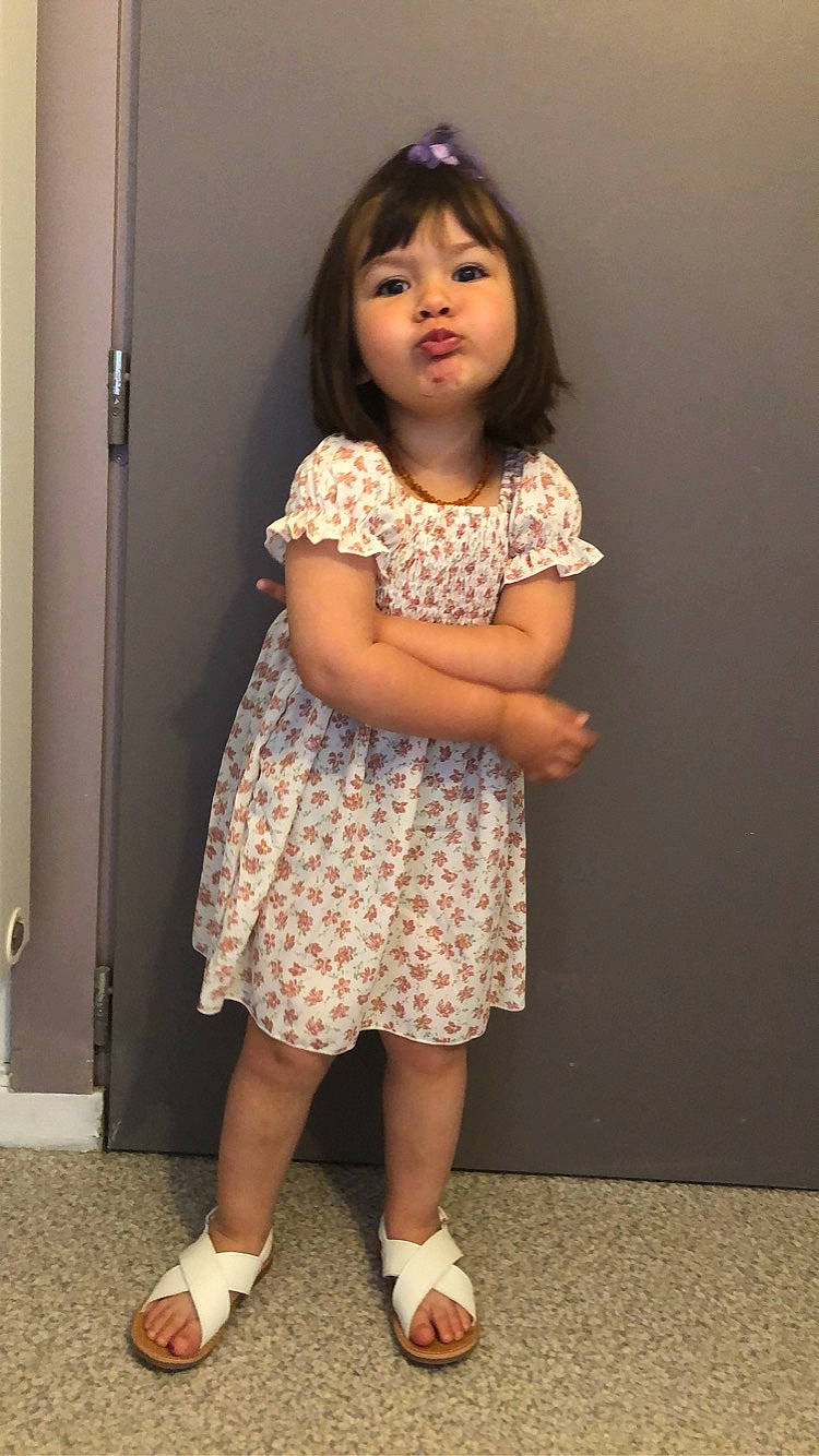 Melek a rejoint le concours — aidez-le/la à gagner de superbes lots ! child, day_dress, elbow, flash_photography, hair, happy, human_body, human_leg, joint, knee, leg, neck, one_piece_garment, pattern, person, shoulder, sleeve, thigh, toddler, trunk